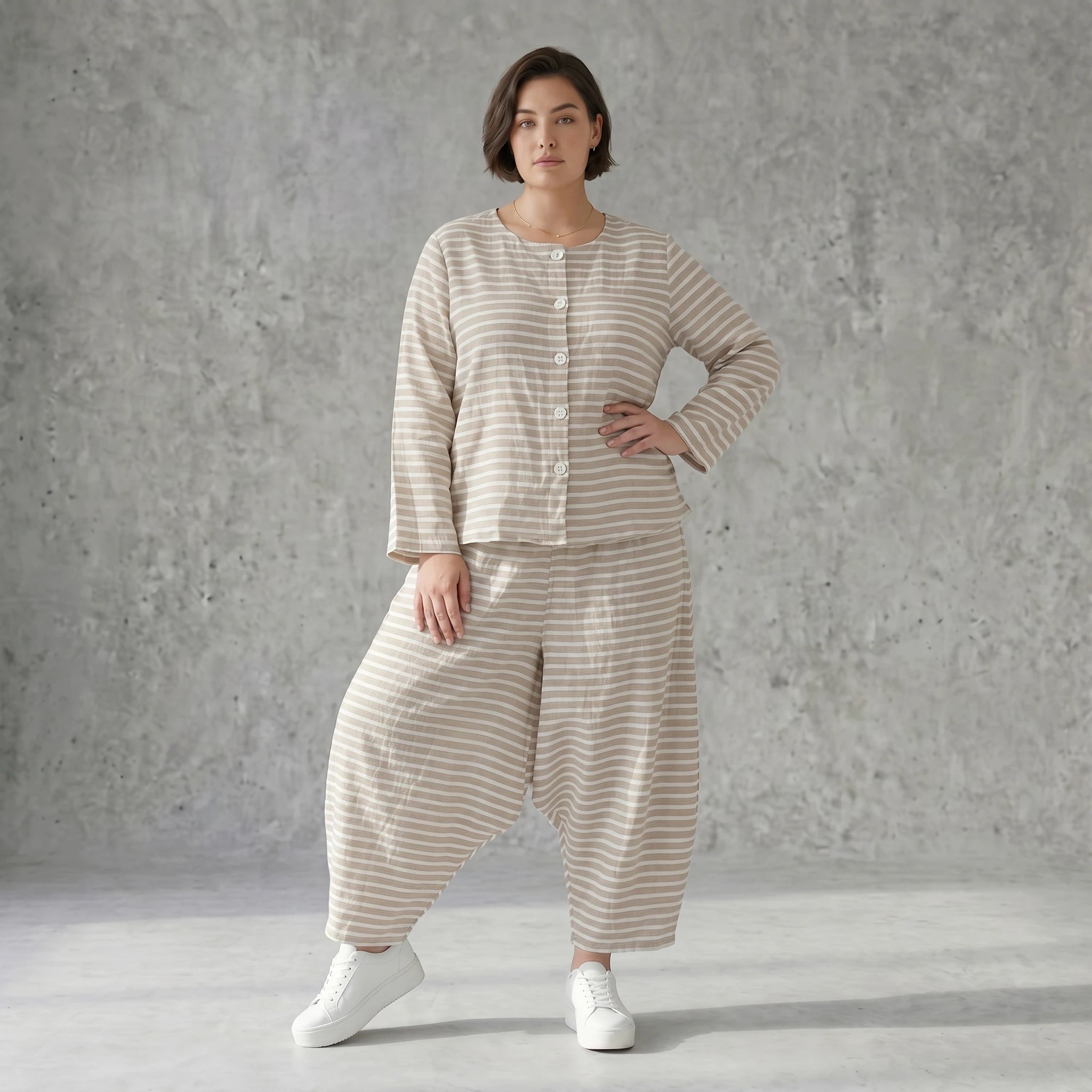 Gestreifte Sommerjacke in Leinen Optik mit luftigem Oversize Schnitt von AKH Fashion exklusiv bei Modeare für Damenmode