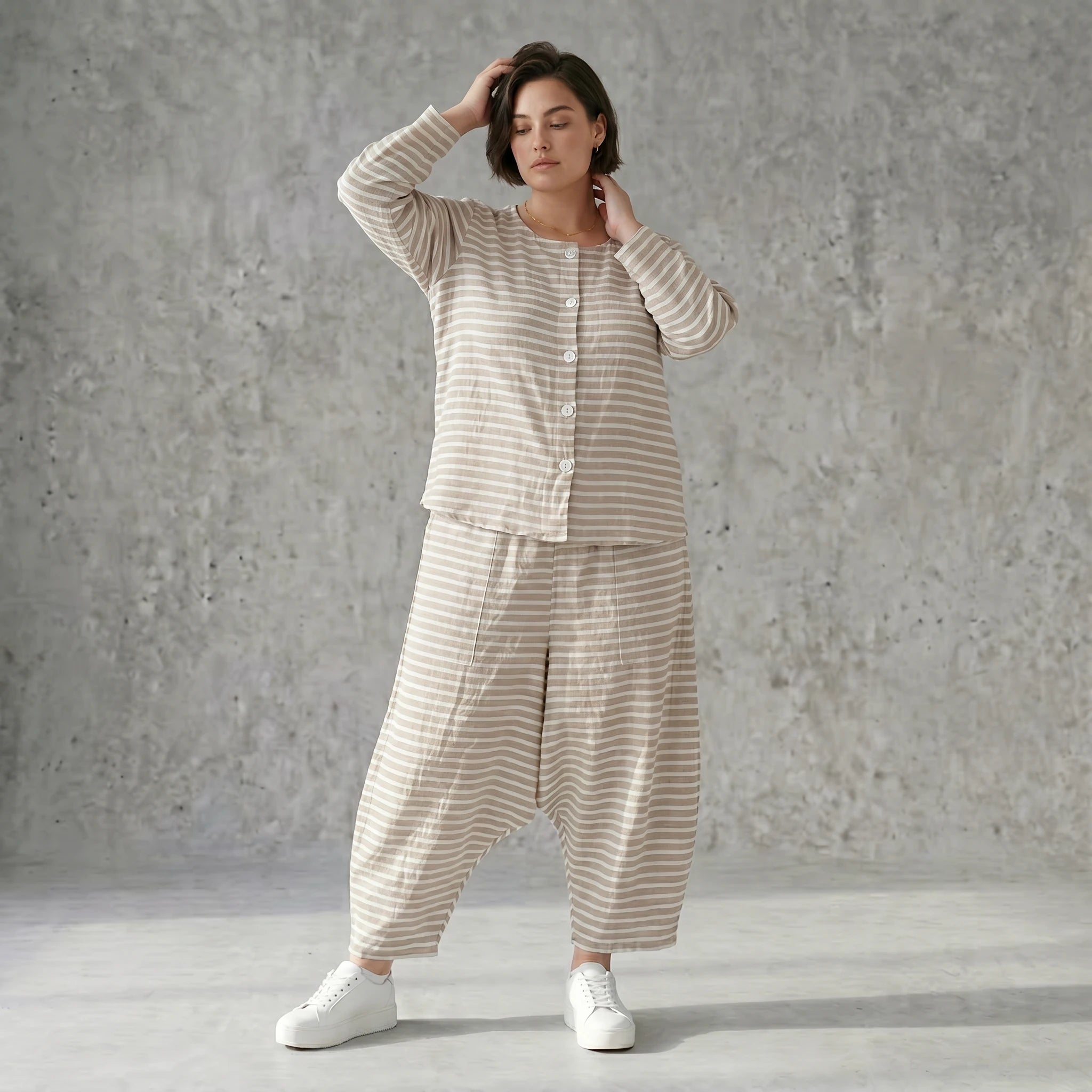 Gestreifte Sommerjacke in Leinen Optik mit luftigem Oversize Schnitt von AKH Fashion exklusiv bei Modeare für Damenmode