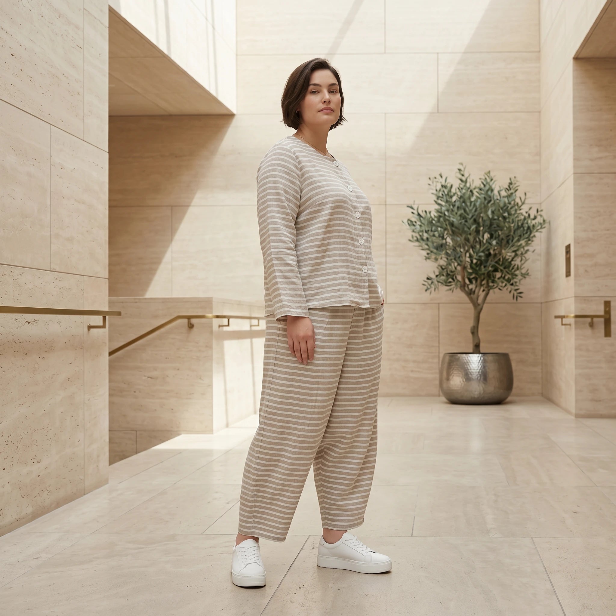 Gestreifte Sommerjacke in Leinen Optik mit luftigem Oversize Schnitt von AKH Fashion exklusiv bei Modeare für Damenmode