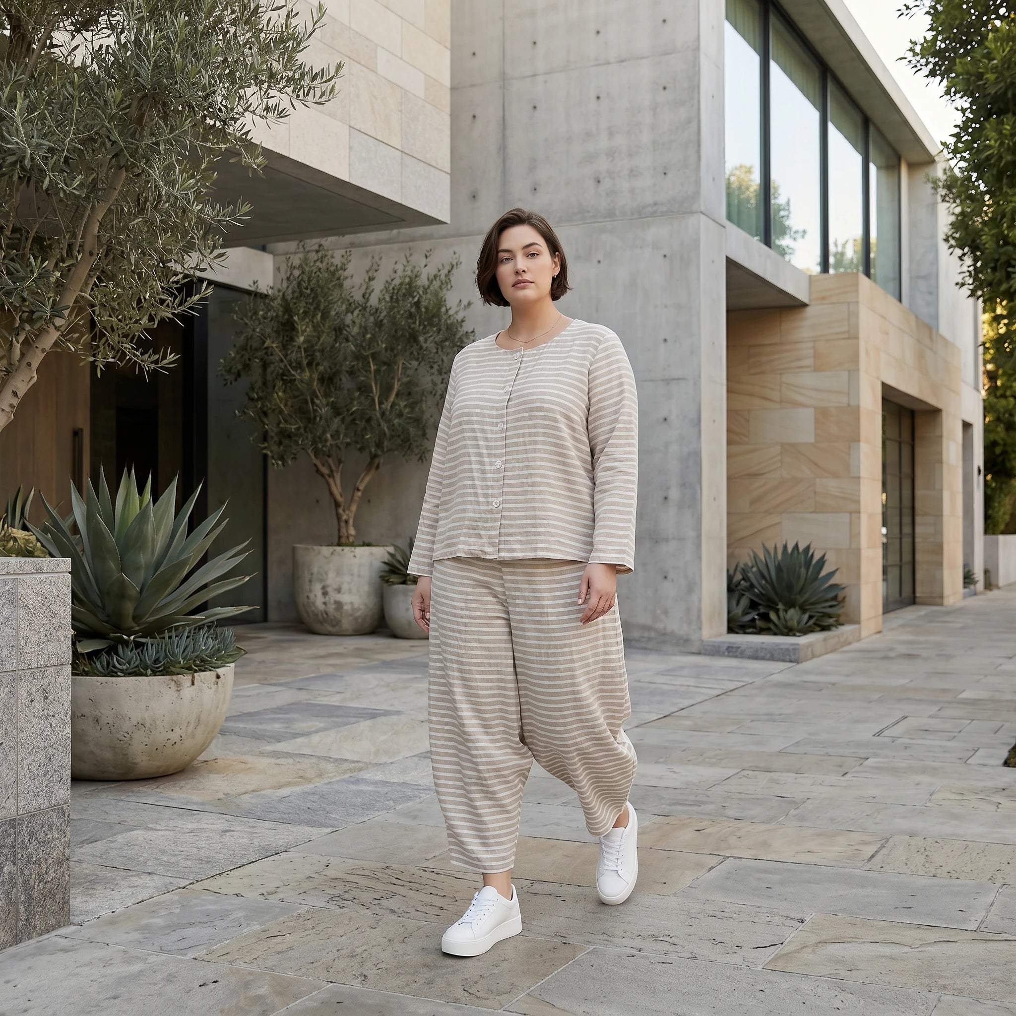 Gestreifte Sommerjacke in Leinen Optik mit luftigem Oversize Schnitt von AKH Fashion exklusiv bei Modeare für Damenmode
