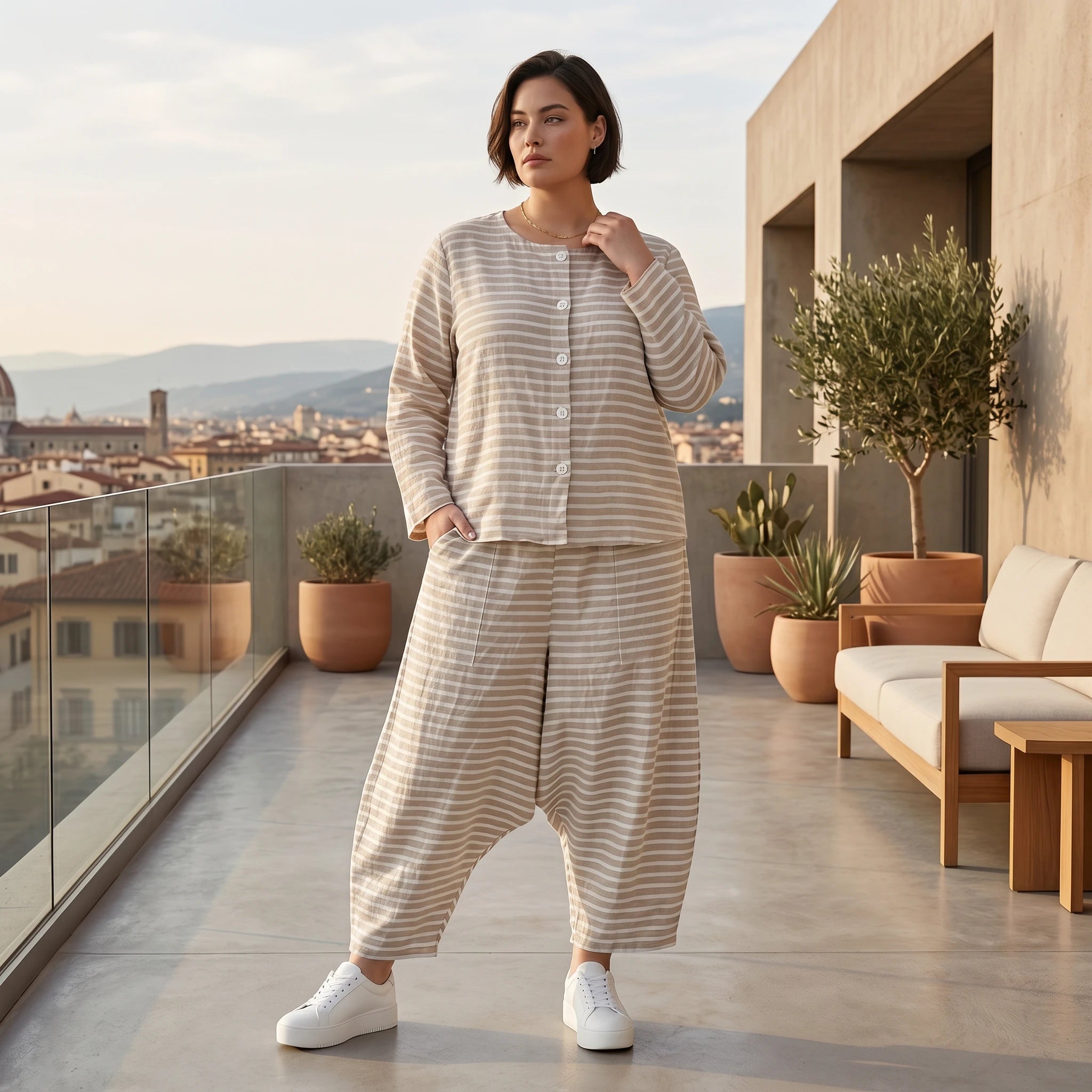 Gestreifte Sommerjacke in Leinen Optik mit luftigem Oversize Schnitt von AKH Fashion exklusiv bei Modeare für Damenmode
