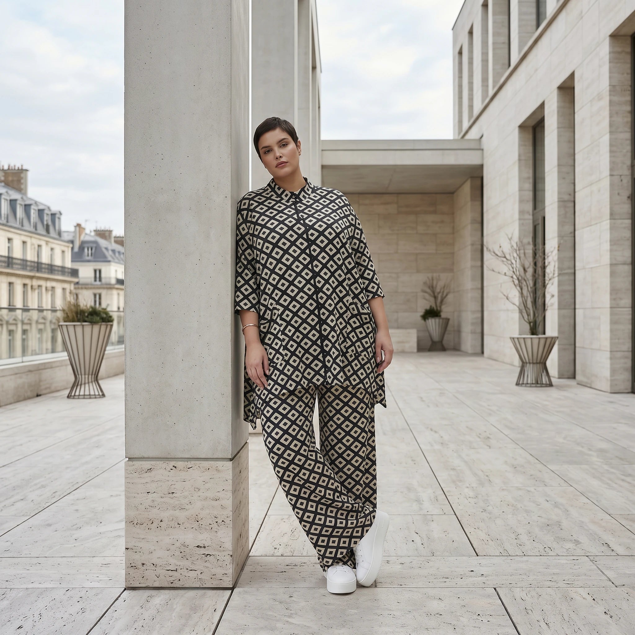 Oversize Zweiteiler mit Palazzo Hose und Rautenmuster aus Slinky von AKH Fashion bei Modeare für Avantgarde Sommer Looks