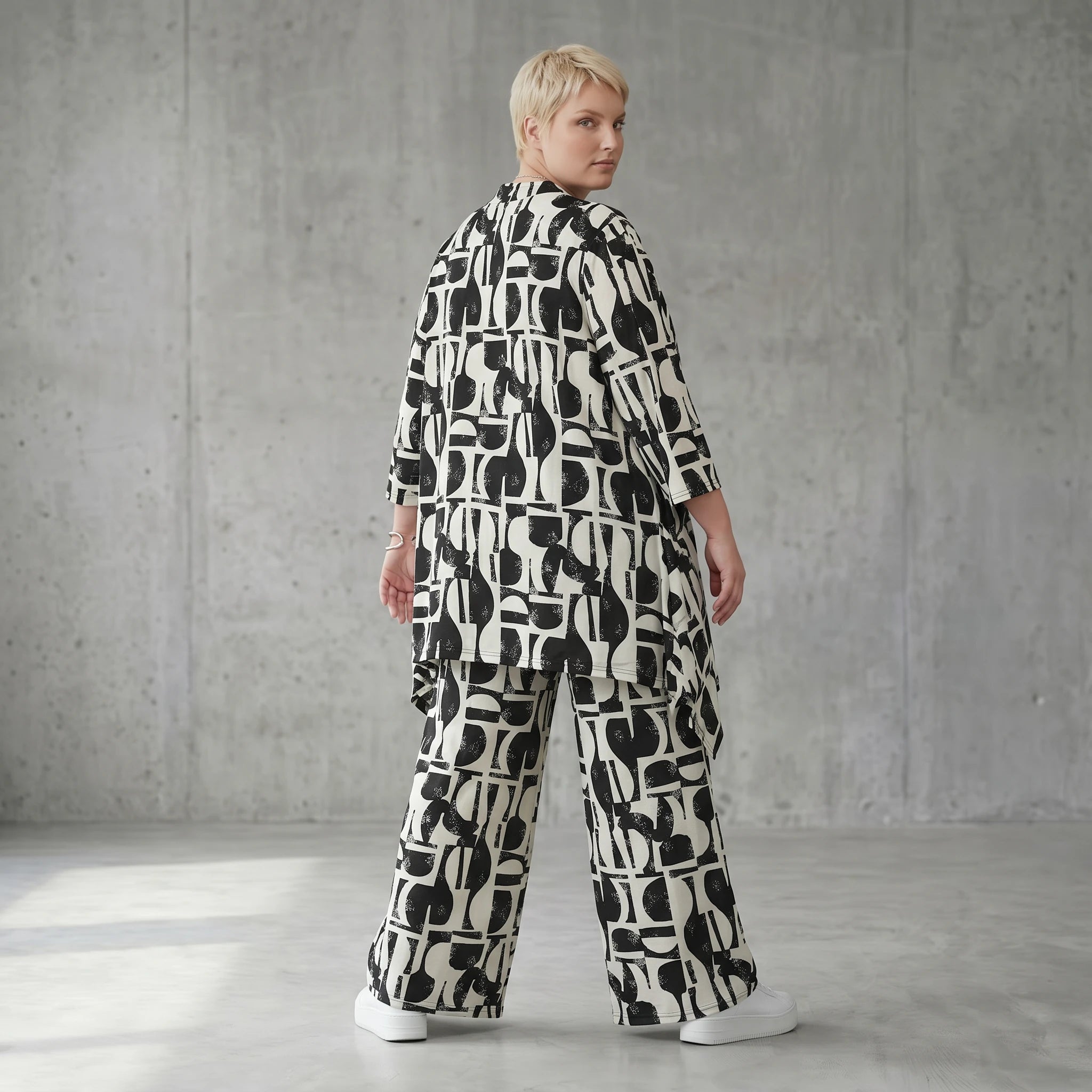 Oversize Slinky Set mit A-Form Jacke und Palazzo Hose von AKH Fashion exklusiv bei Modeare für moderne Lagenlook Styles