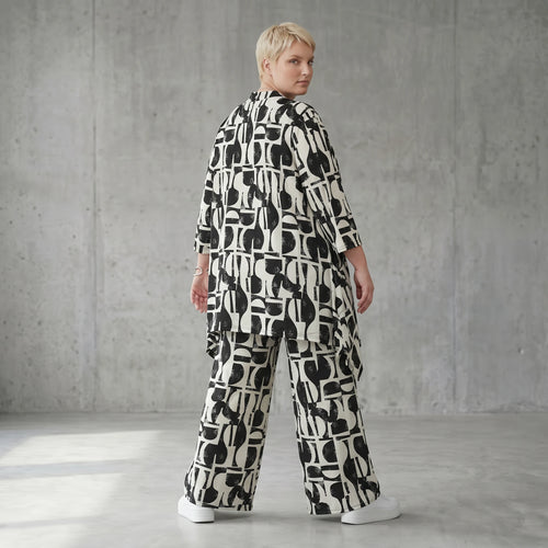 Oversize Slinky Set mit A-Form Jacke und Palazzo Hose von AKH Fashion exklusiv bei Modeare für moderne Lagenlook Styles