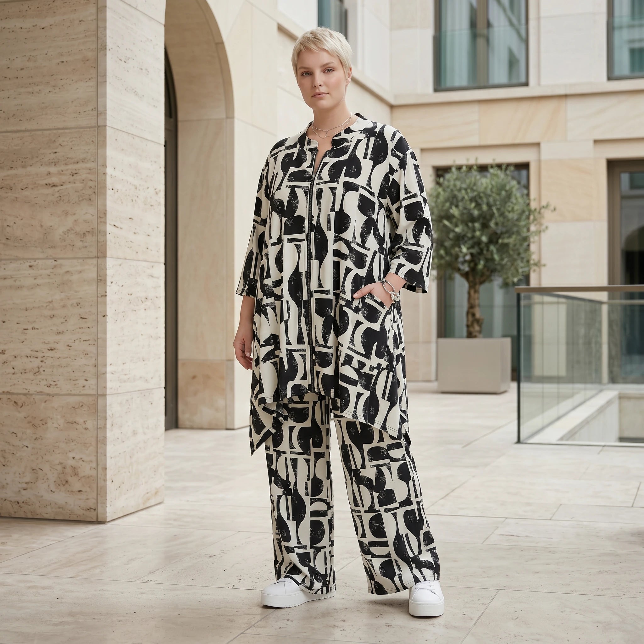 Oversize Slinky Set mit A-Form Jacke und Palazzo Hose von AKH Fashion exklusiv bei Modeare für moderne Lagenlook Styles