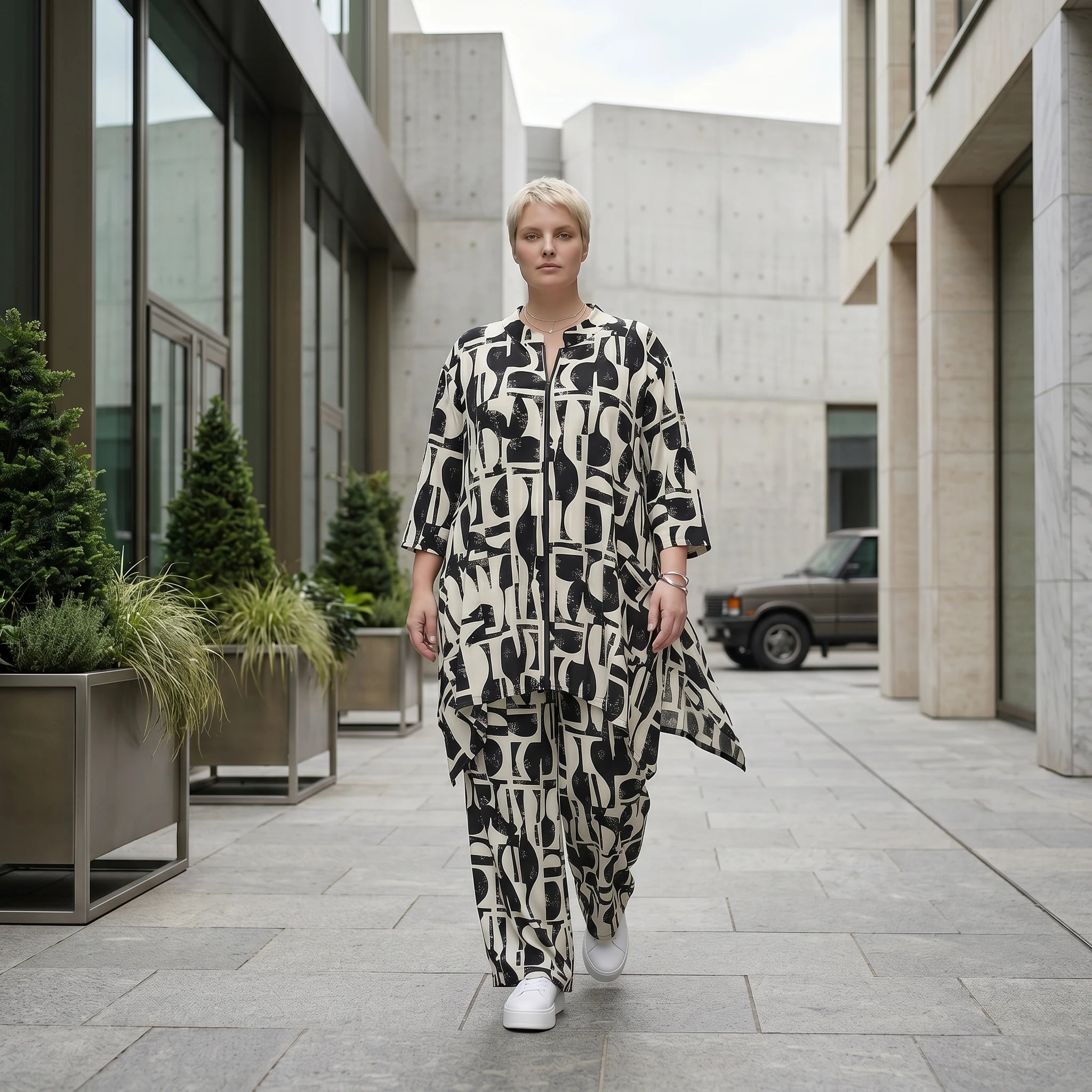 Oversize Slinky Set mit A-Form Jacke und Palazzo Hose von AKH Fashion exklusiv bei Modeare für moderne Lagenlook Styles