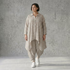 Oversize Zipfel Jacke Sand Weiß Streifen Leinen Optik Sommer Lagenlook AKH Fashion bei Modeare luftig modern