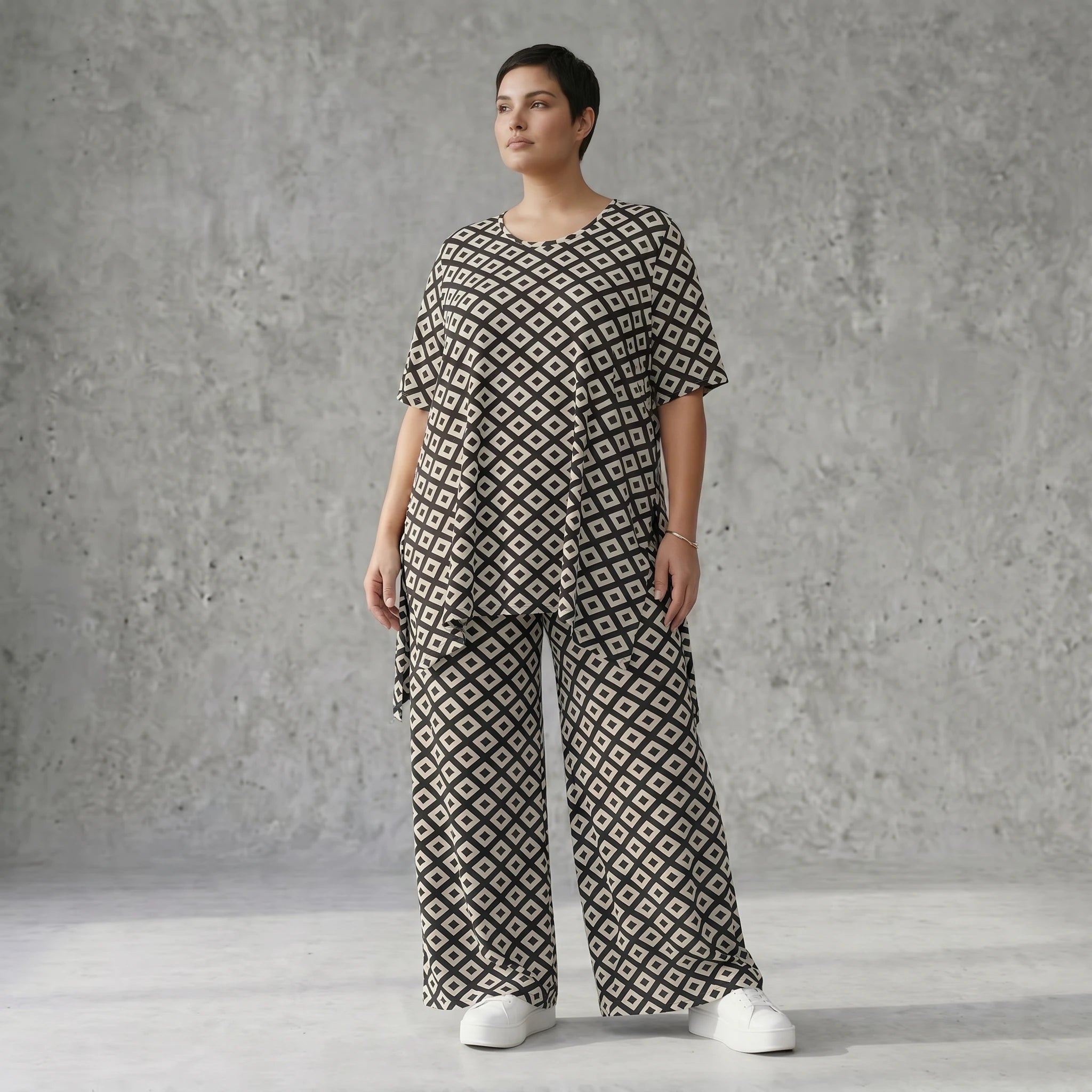 Oversize Set Schwarz-Weiß mit A-Form Shirt und Palazzo Hose aus Slinky AKH Fashion bei Modeare