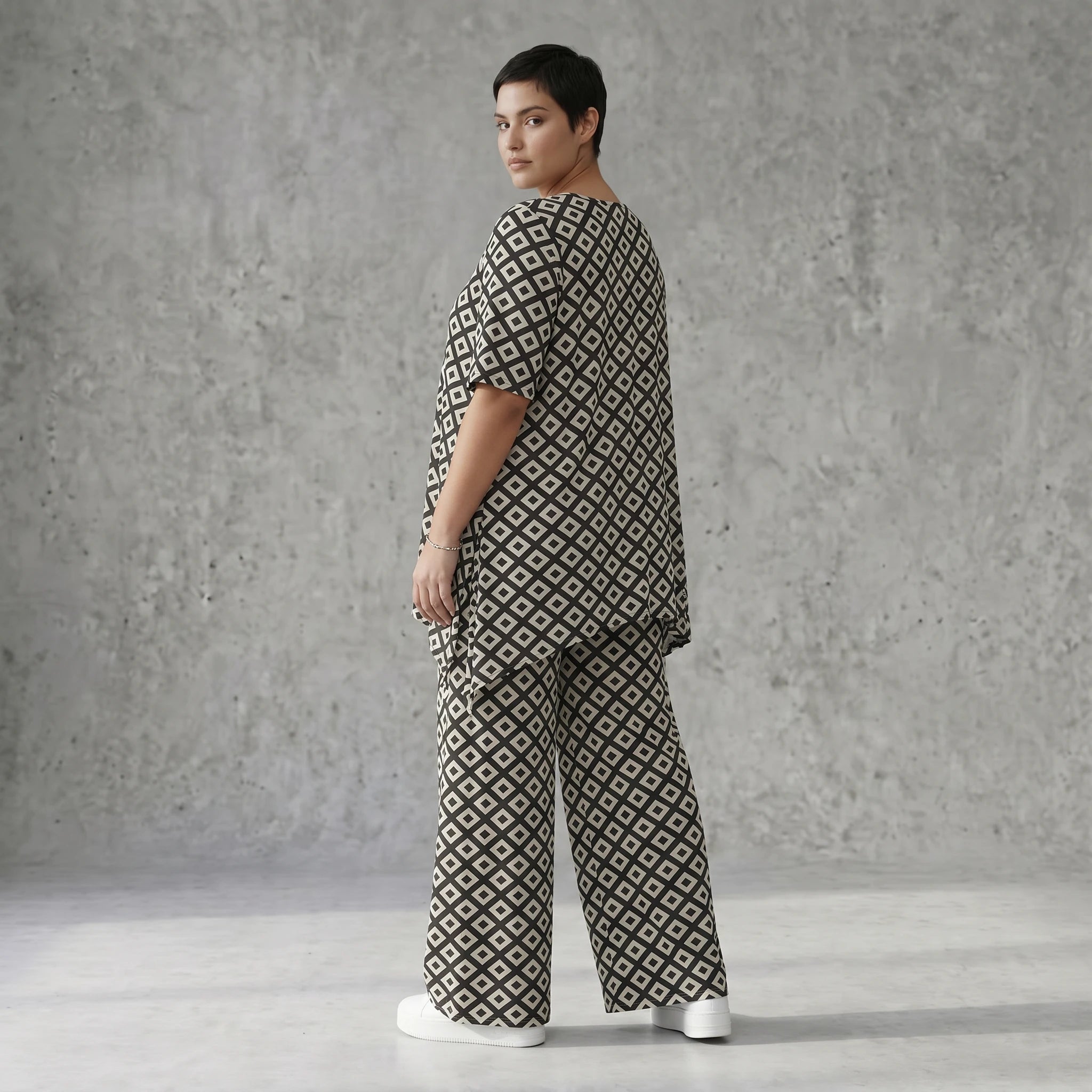 Oversize Set Schwarz-Weiß mit A-Form Shirt und Palazzo Hose aus Slinky AKH Fashion bei Modeare