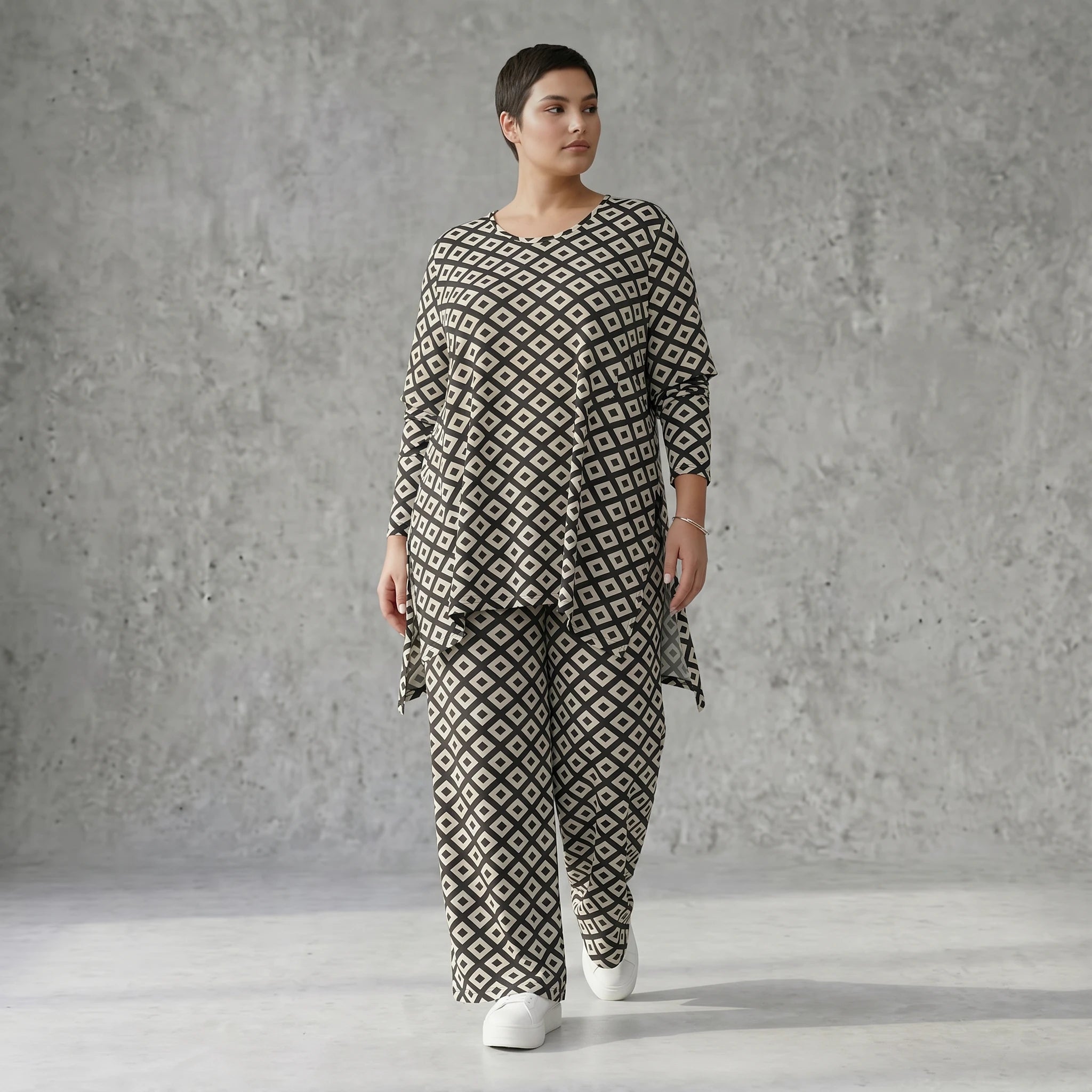 Oversize Set Schwarz-Weiß mit A-Form Shirt und Palazzo Hose aus Slinky AKH Fashion bei Modeare