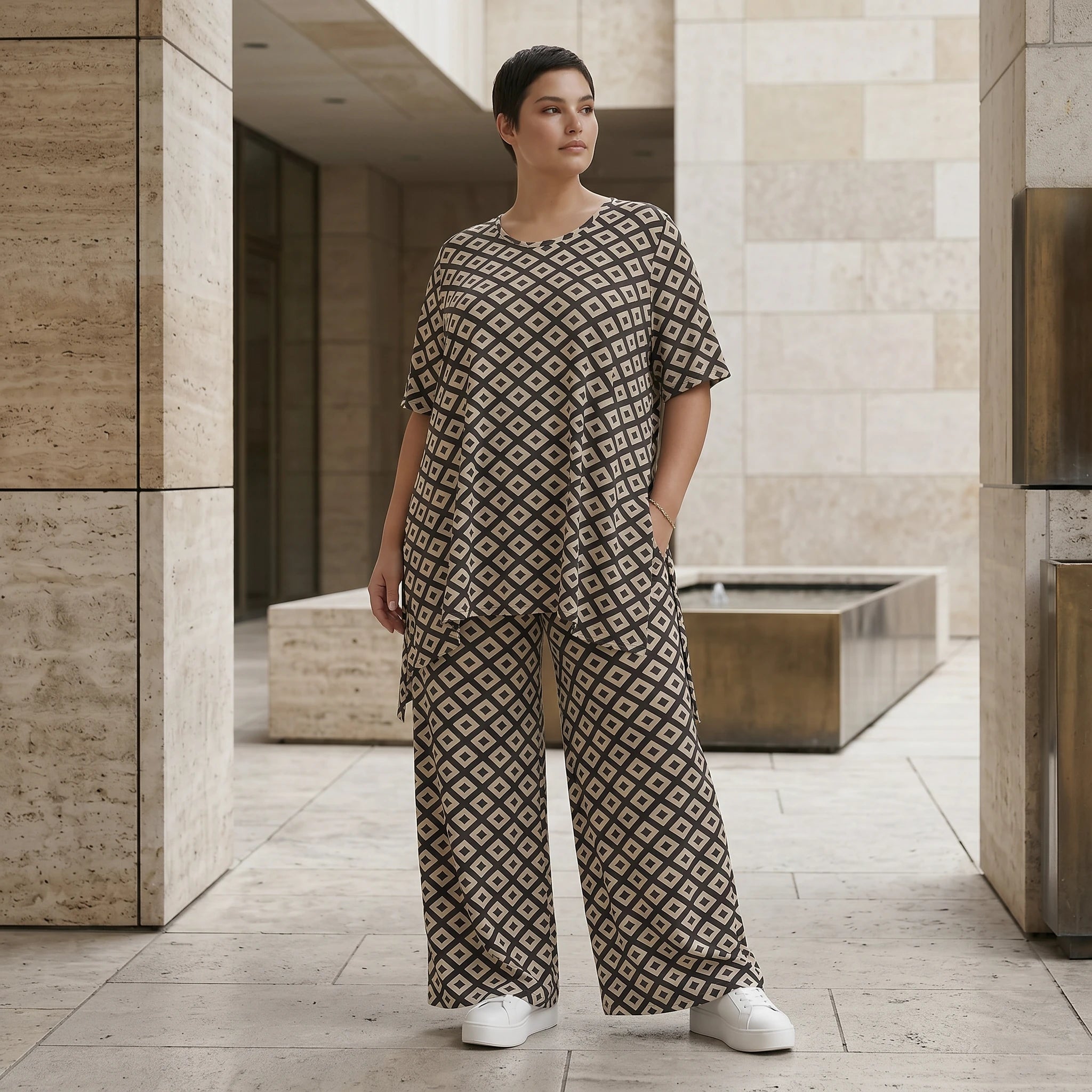 Oversize Set Schwarz-Weiß mit A-Form Shirt und Palazzo Hose aus Slinky AKH Fashion bei Modeare