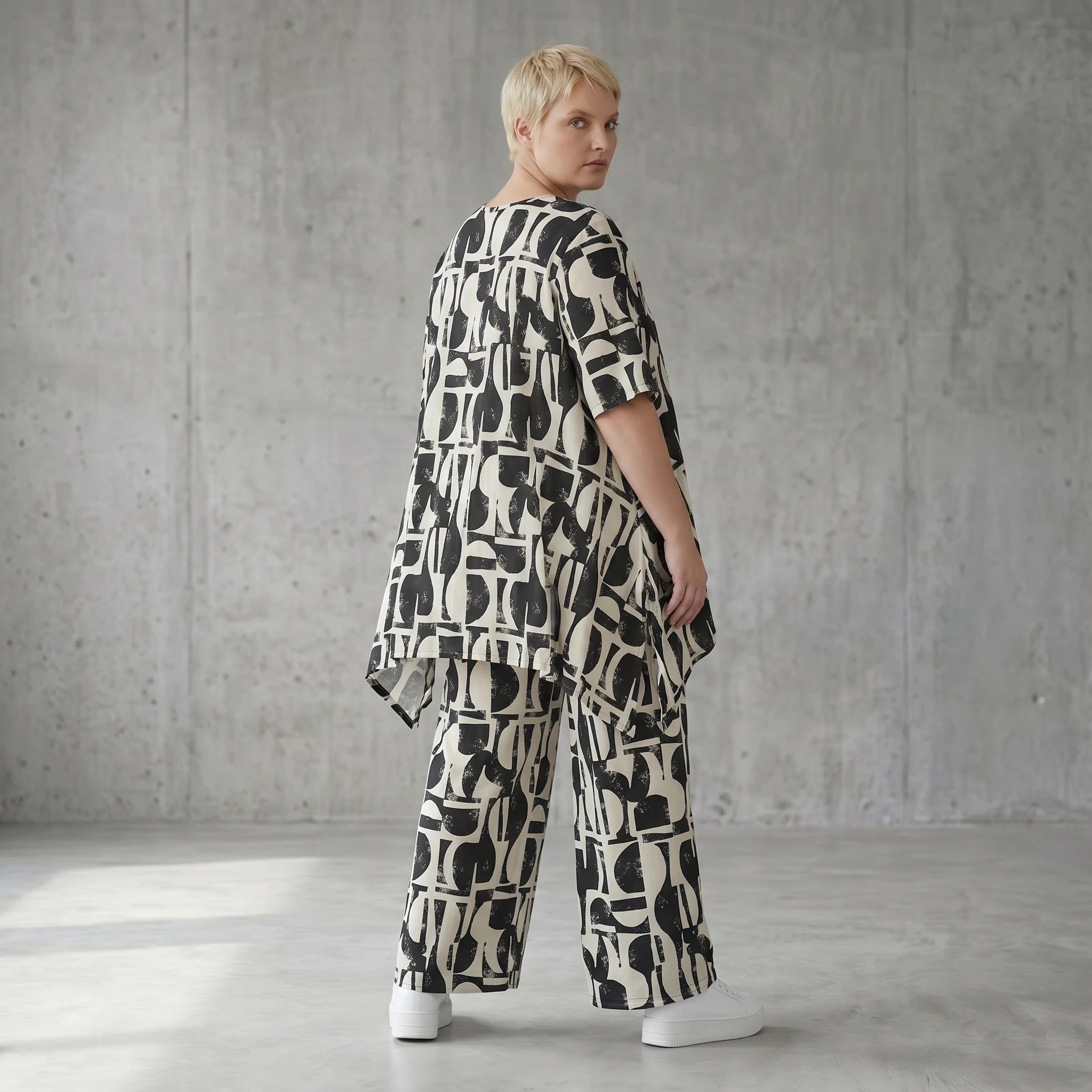 Oversize Set Shirt und Palazzo Hose Schwarz Weiß abstrakt Slinky Sommer Lagenlook AKH Fashion bei Modeare für Damenmode in großen Größen chic