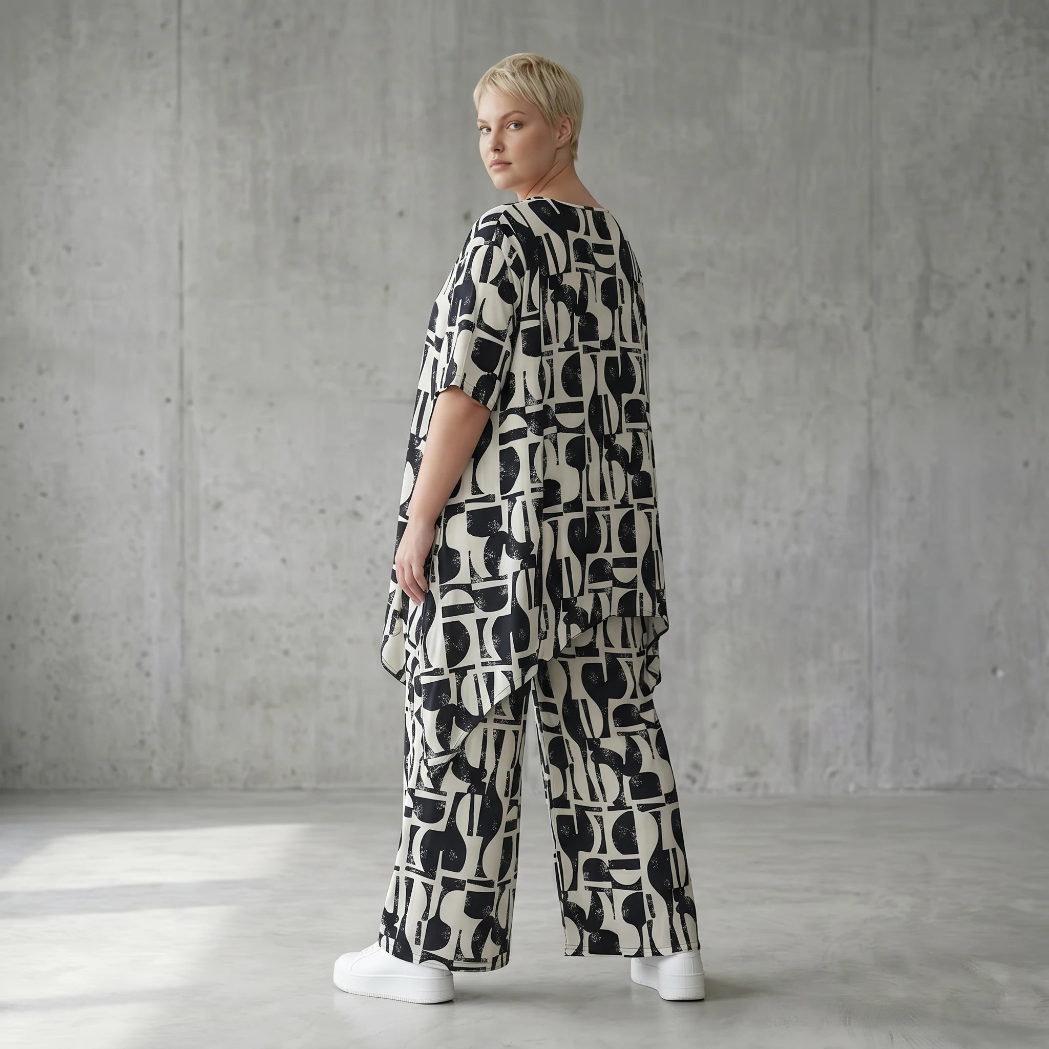 Oversize Set Longshirt und Palazzo Hose Schwarz Weiß abstrakt Slinky Sommer Look AKH Fashion bei Modeare für Damenmode in großen Größen chic