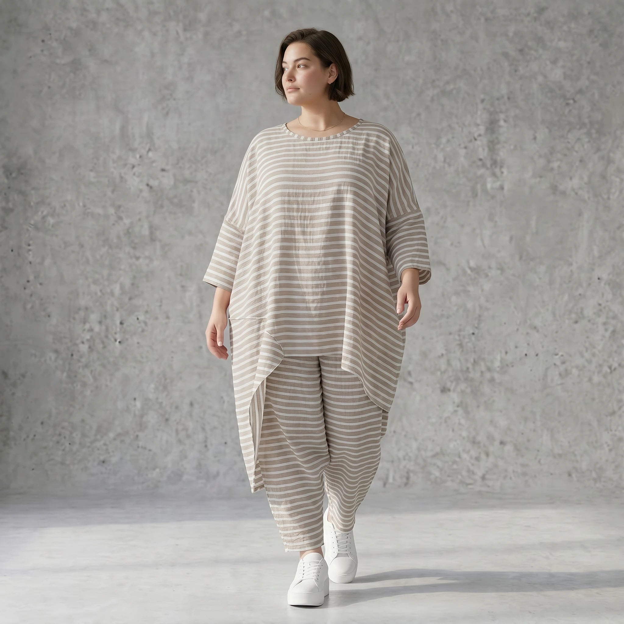 Oversize Shirt Sand Weiss gestreift asymmetrisch in Leinen Optik - Sommer Lagenlook von AKH Fashion bei Modeare kuratiert sehr luftig