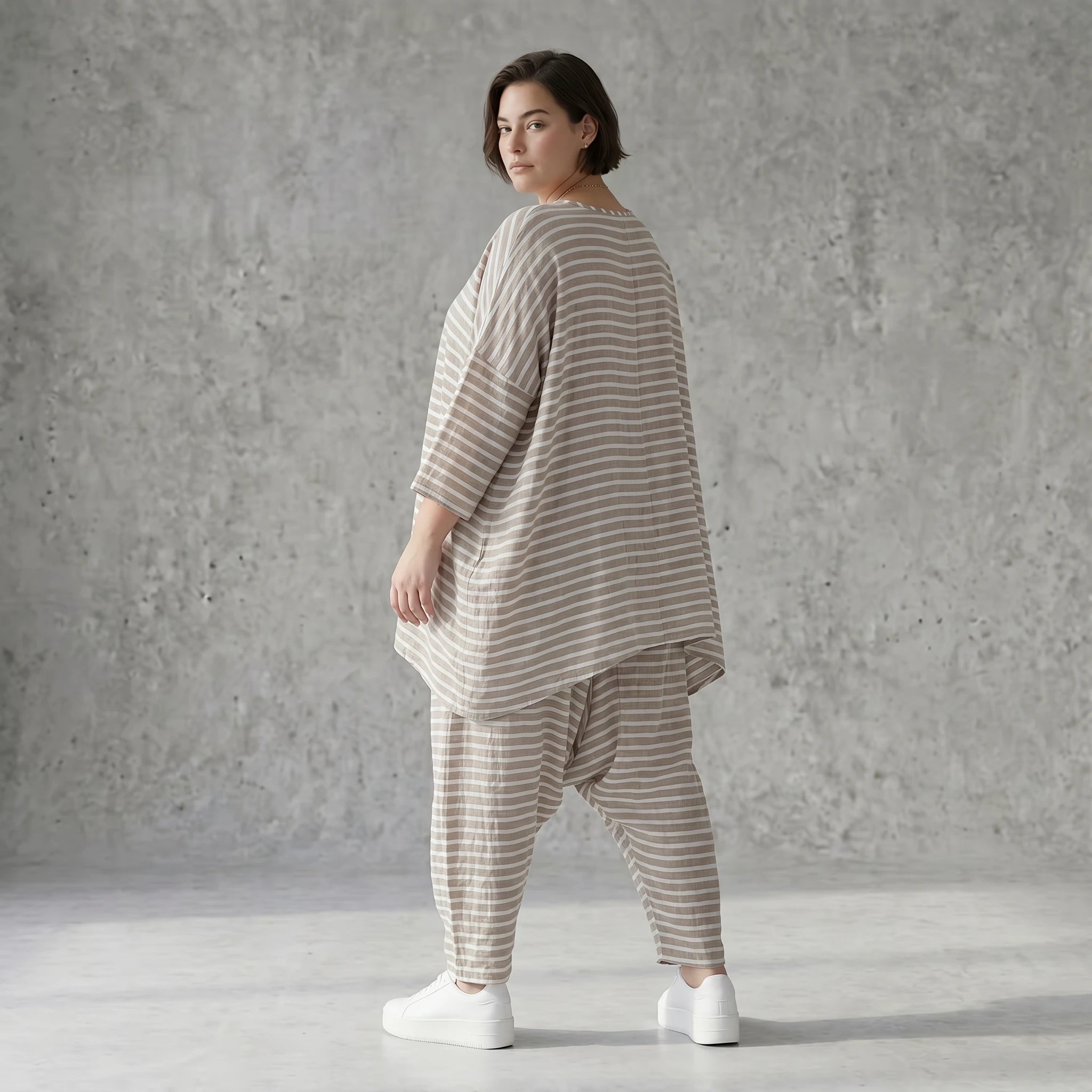 Oversize Shirt Sand Weiss gestreift asymmetrisch in Leinen Optik - Sommer Lagenlook von AKH Fashion bei Modeare kuratiert sehr luftig