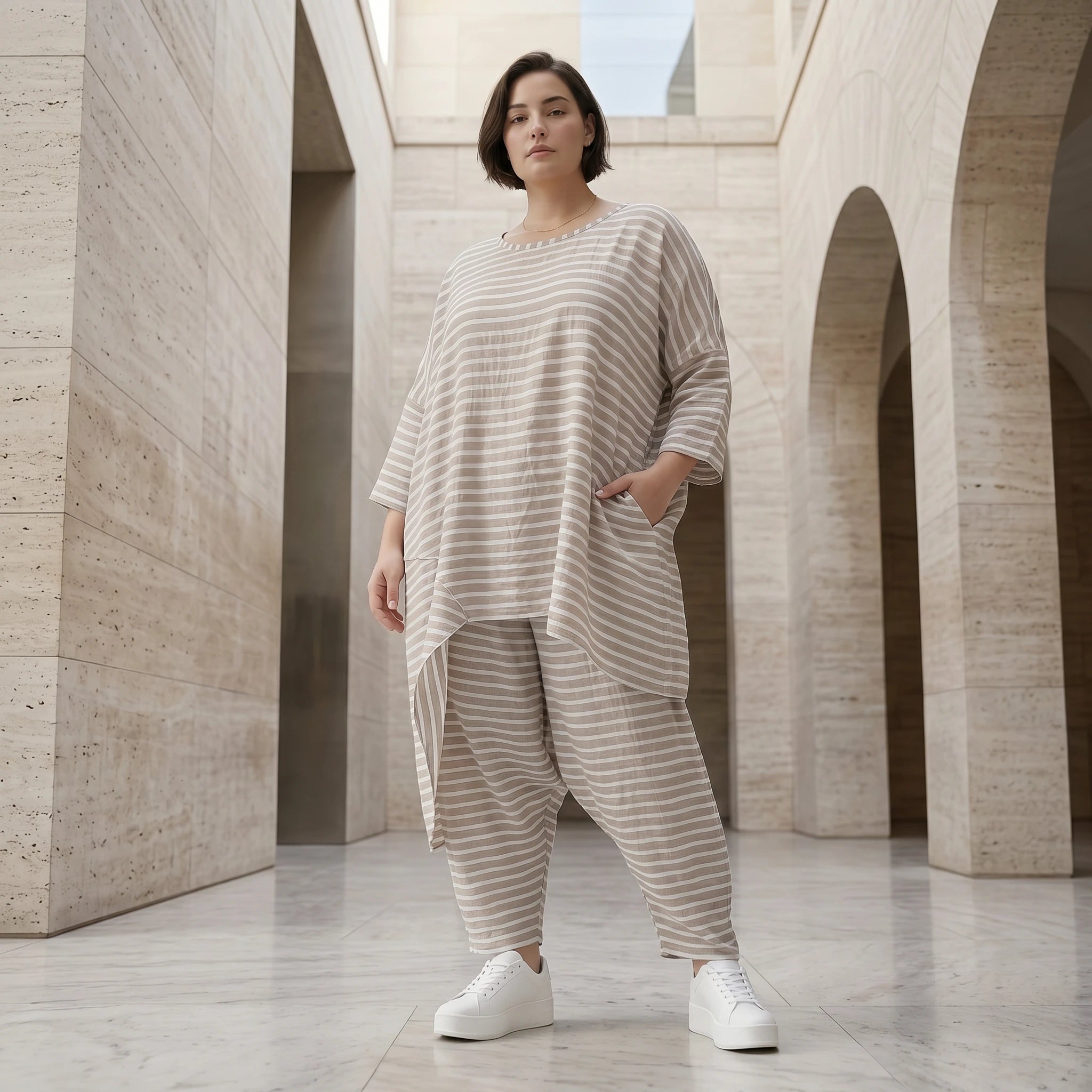 Oversize Shirt Sand Weiss gestreift asymmetrisch in Leinen Optik - Sommer Lagenlook von AKH Fashion bei Modeare kuratiert sehr luftig