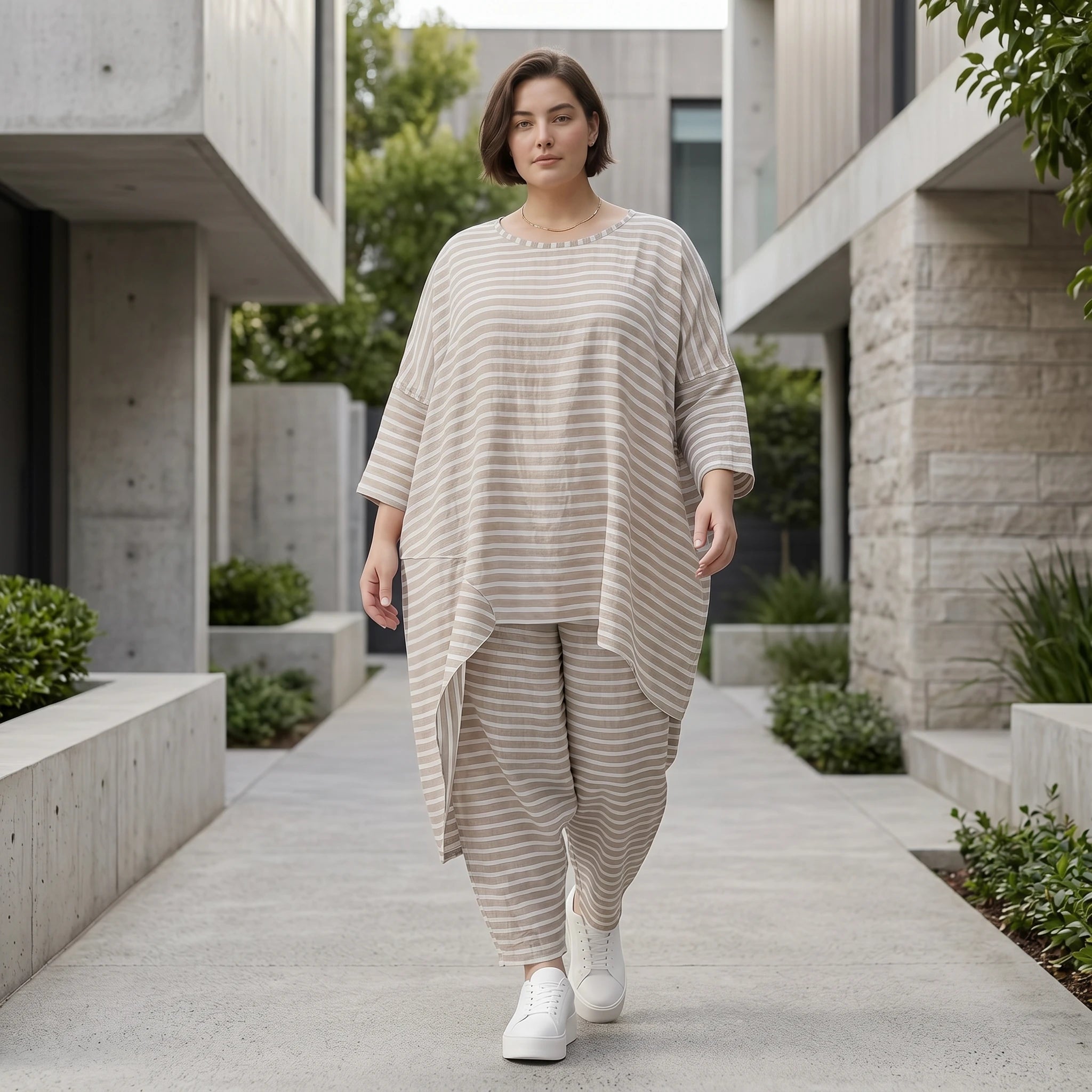 Oversize Shirt Sand Weiss gestreift asymmetrisch in Leinen Optik - Sommer Lagenlook von AKH Fashion bei Modeare kuratiert sehr luftig