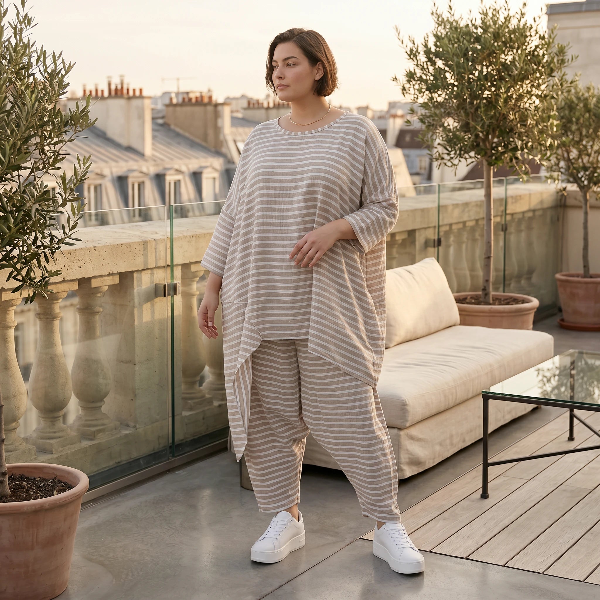 Oversize Shirt Sand Weiss gestreift asymmetrisch in Leinen Optik - Sommer Lagenlook von AKH Fashion bei Modeare kuratiert sehr luftig