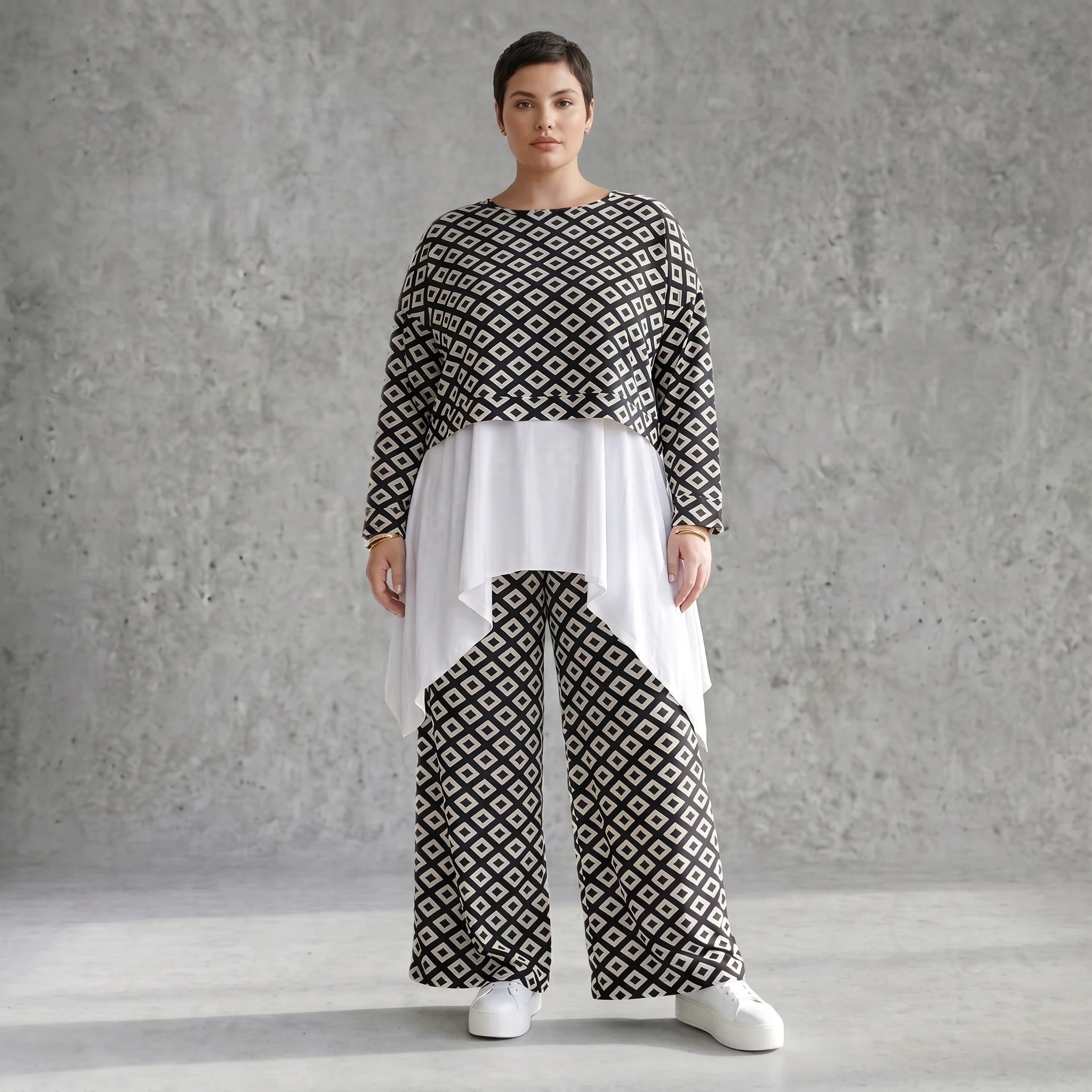 Kastiger Oversize Überwurf Schwarz Weiß mit Rautenmuster aus Slinky Stoff - AKH Fashion bei Modeare für Lagenlook