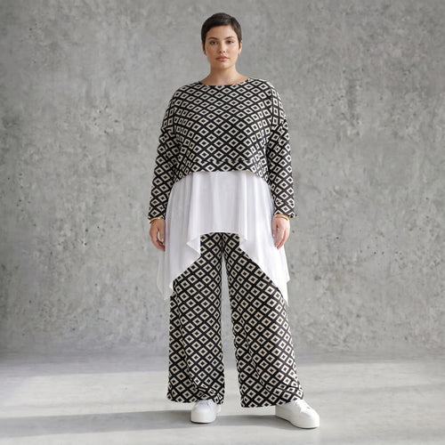 Kastiger Oversize Überwurf Schwarz Weiß mit Rautenmuster aus Slinky Stoff - AKH Fashion bei Modeare für Lagenlook
