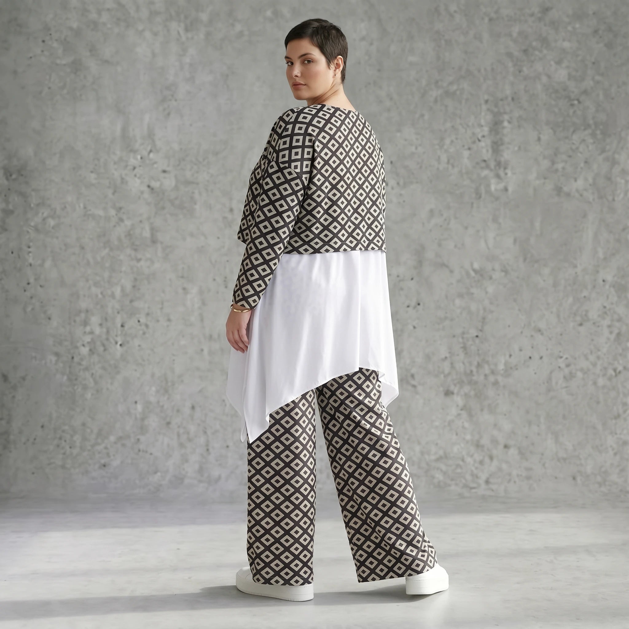 Kastiger Oversize Überwurf Schwarz Weiß mit Rautenmuster aus Slinky Stoff - AKH Fashion bei Modeare für Lagenlook