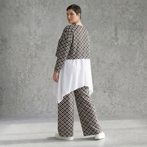 Kastiger Oversize Überwurf Schwarz Weiß mit Rautenmuster aus Slinky Stoff - AKH Fashion bei Modeare für Lagenlook