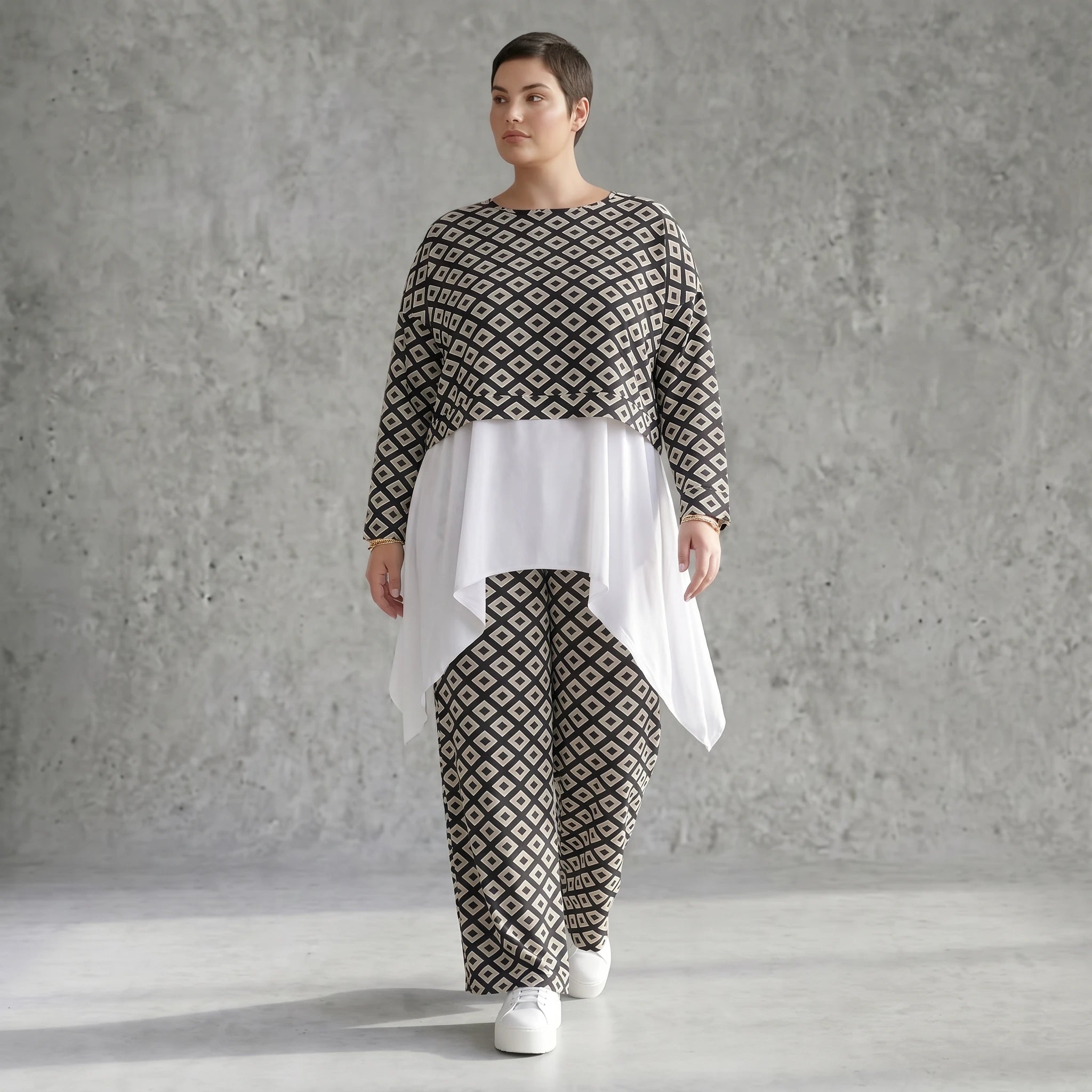 Kastiger Oversize Überwurf Schwarz Weiß mit Rautenmuster aus Slinky Stoff - AKH Fashion bei Modeare für Lagenlook
