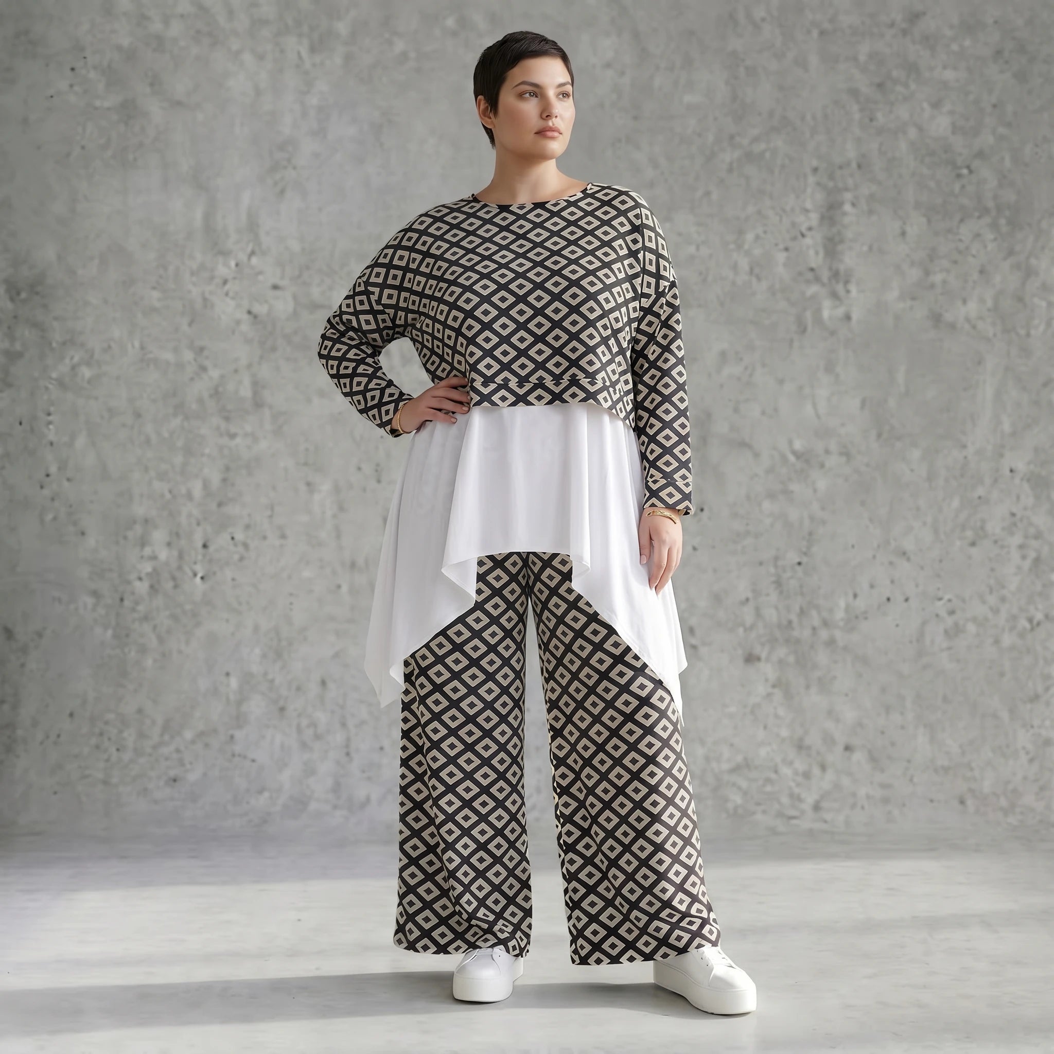 Kastiger Oversize Überwurf Schwarz Weiß mit Rautenmuster aus Slinky Stoff - AKH Fashion bei Modeare für Lagenlook