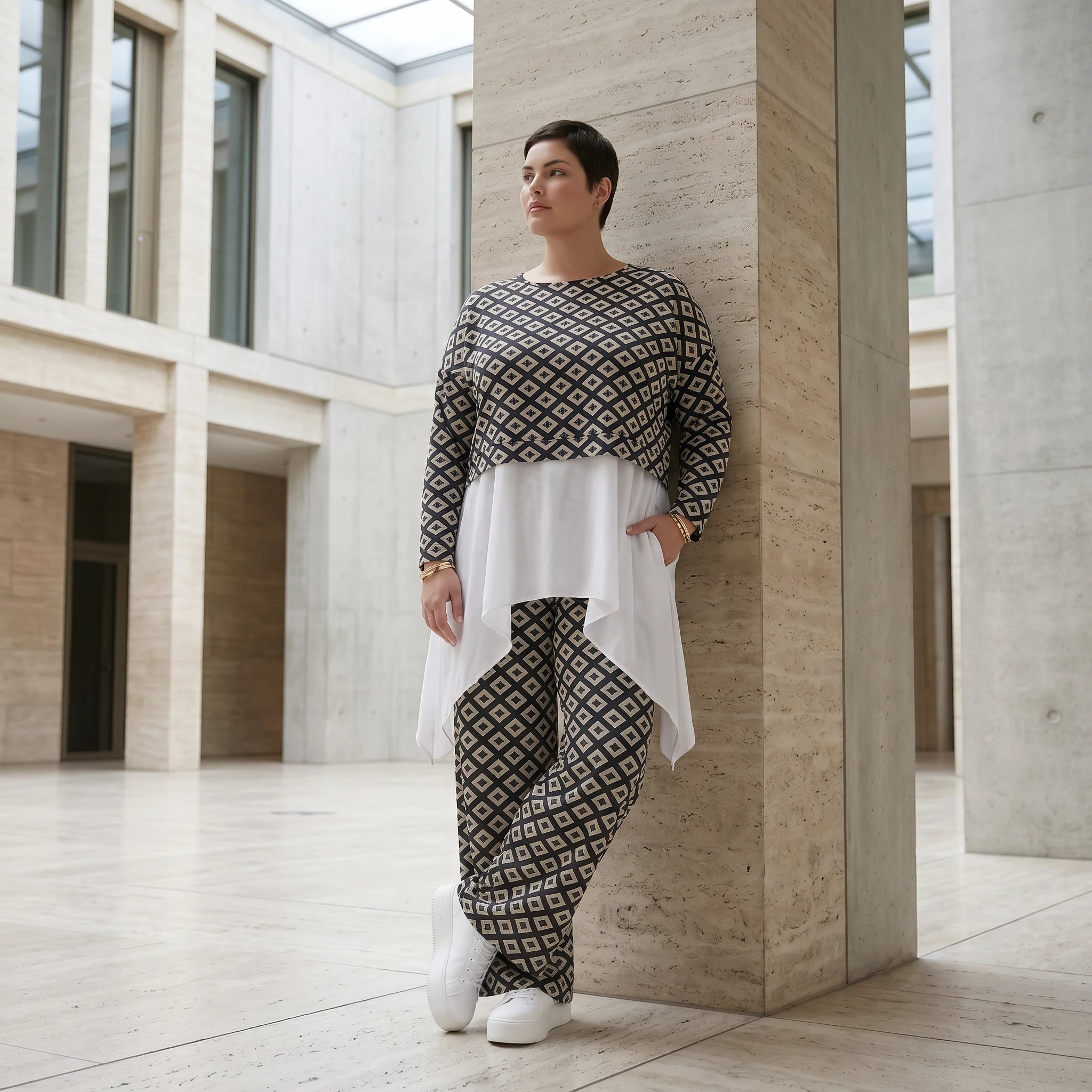 Kastiger Oversize Überwurf Schwarz Weiß mit Rautenmuster aus Slinky Stoff - AKH Fashion bei Modeare für Lagenlook