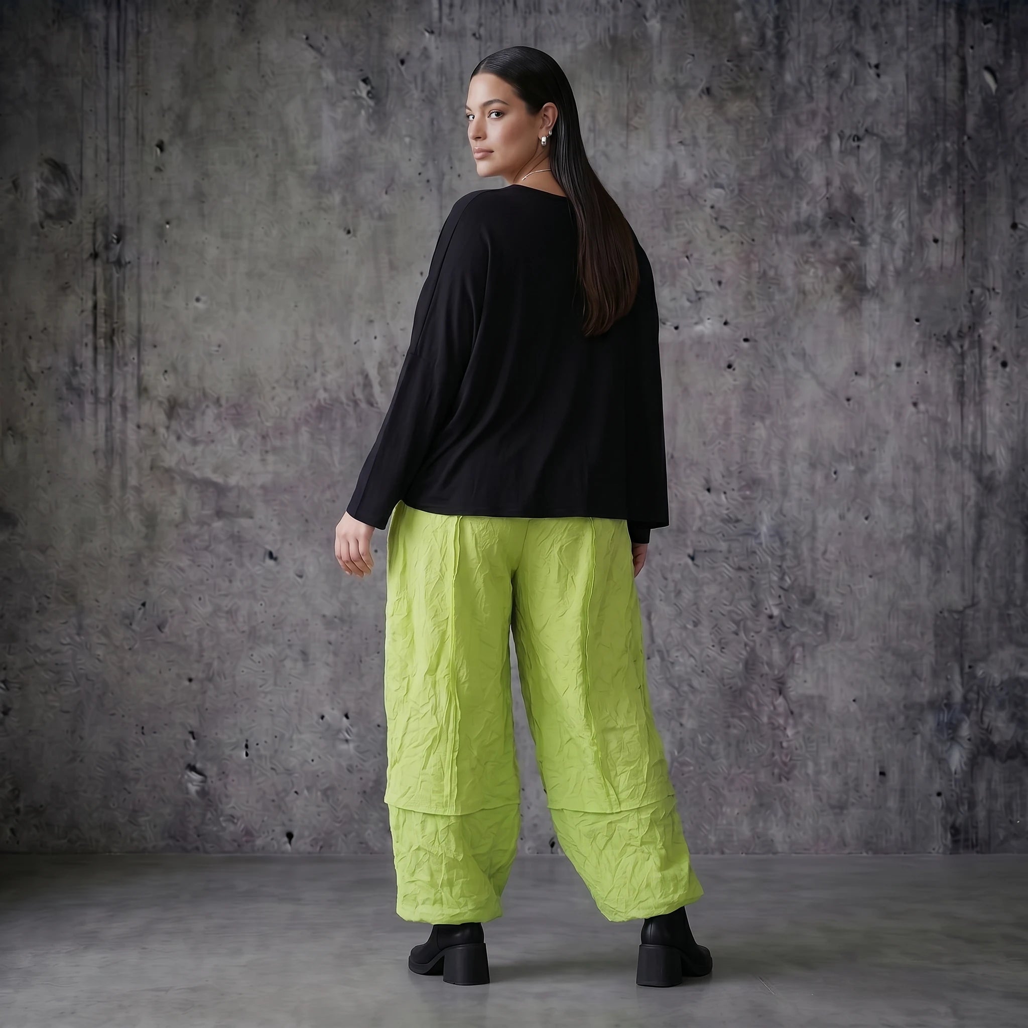 Crash Ballonhose in Limettengrün - weite Popeline Hose im Lagenlook für Sommer Styles von AKH Premium kuratiert bei Modeare für Curvy Styles