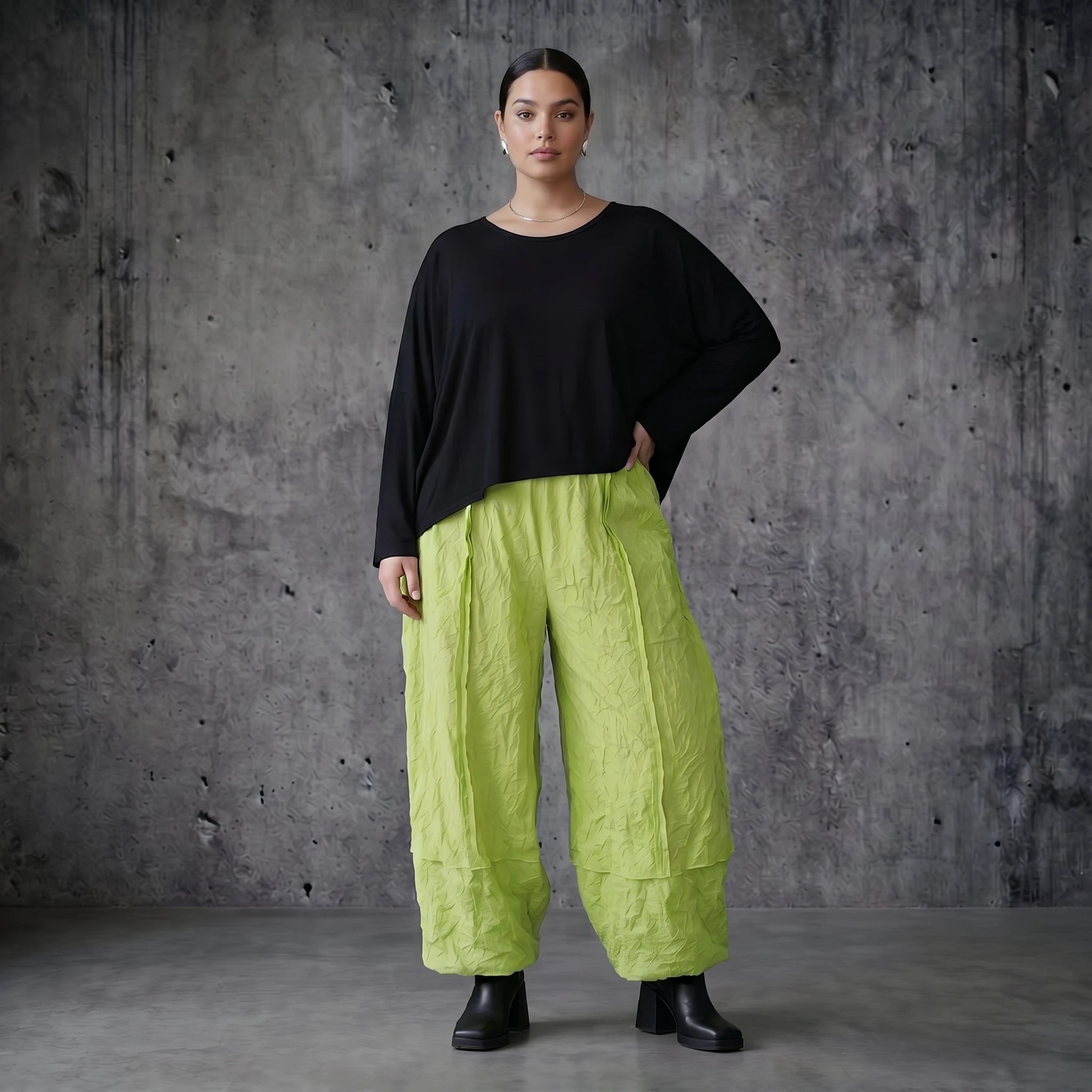 Crash Ballonhose in Limettengrün - weite Popeline Hose im Lagenlook für Sommer Styles von AKH Premium kuratiert bei Modeare für Curvy Styles