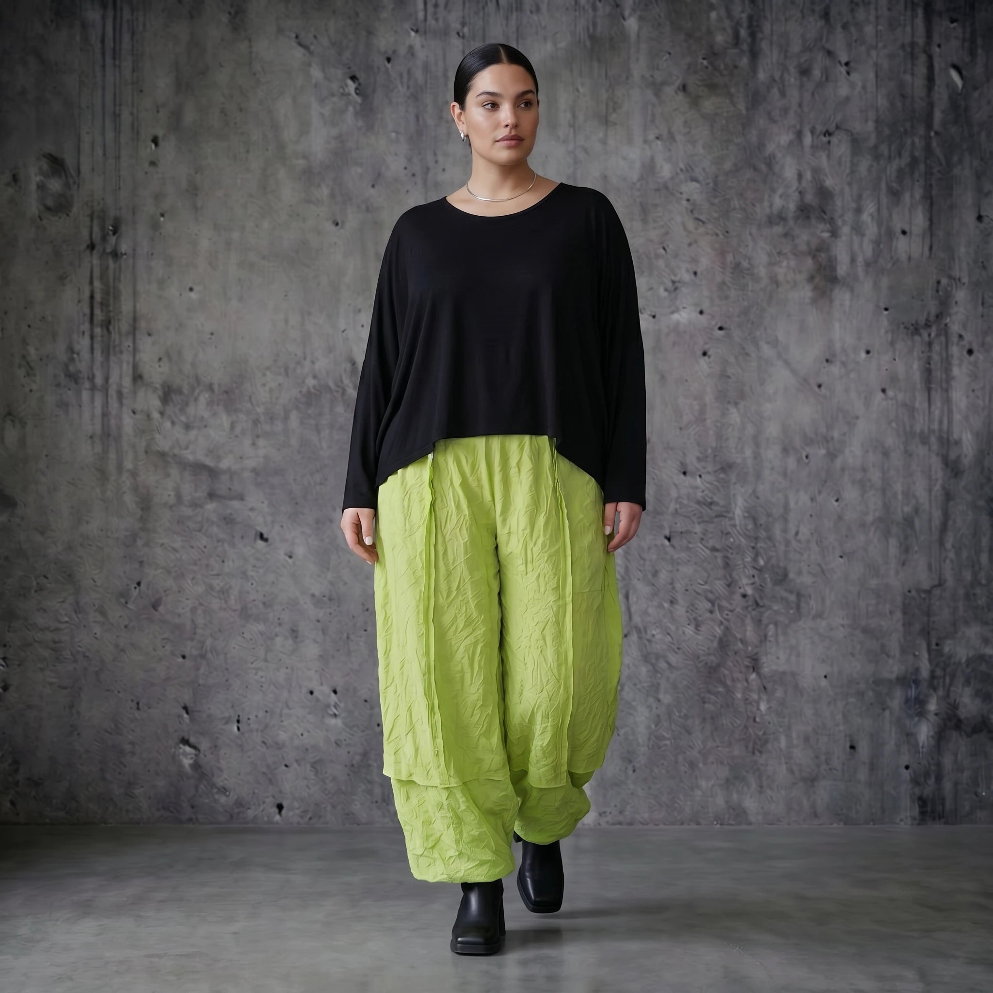 Crash Ballonhose in Limettengrün - weite Popeline Hose im Lagenlook für Sommer Styles von AKH Premium kuratiert bei Modeare für Curvy Styles
