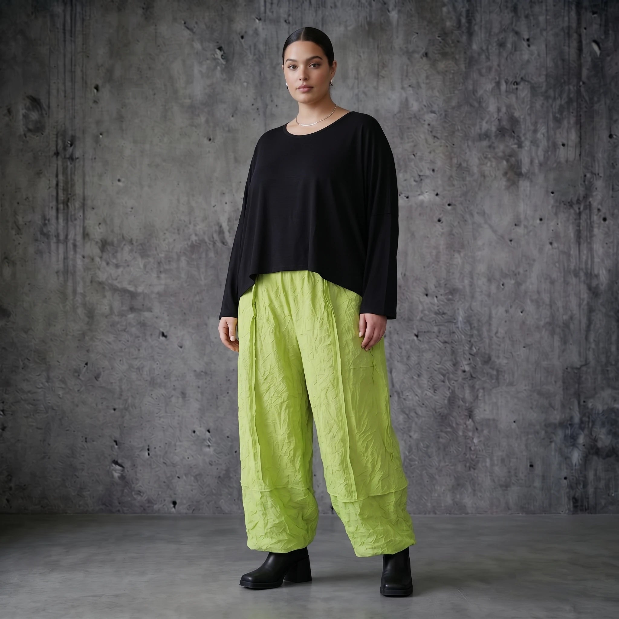 Crash Ballonhose in Limettengrün - weite Popeline Hose im Lagenlook für Sommer Styles von AKH Premium kuratiert bei Modeare für Curvy Styles