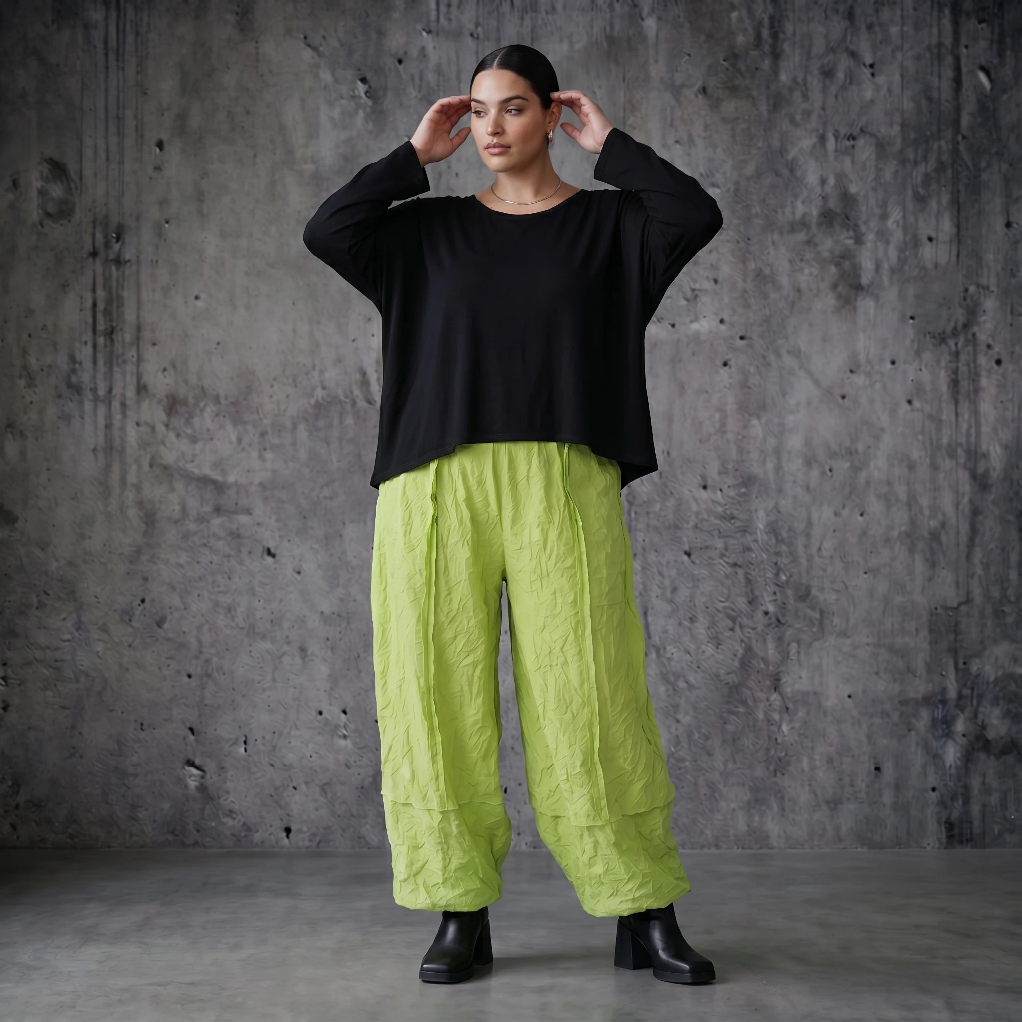 Crash Ballonhose in Limettengrün - weite Popeline Hose im Lagenlook für Sommer Styles von AKH Premium kuratiert bei Modeare für Curvy Styles