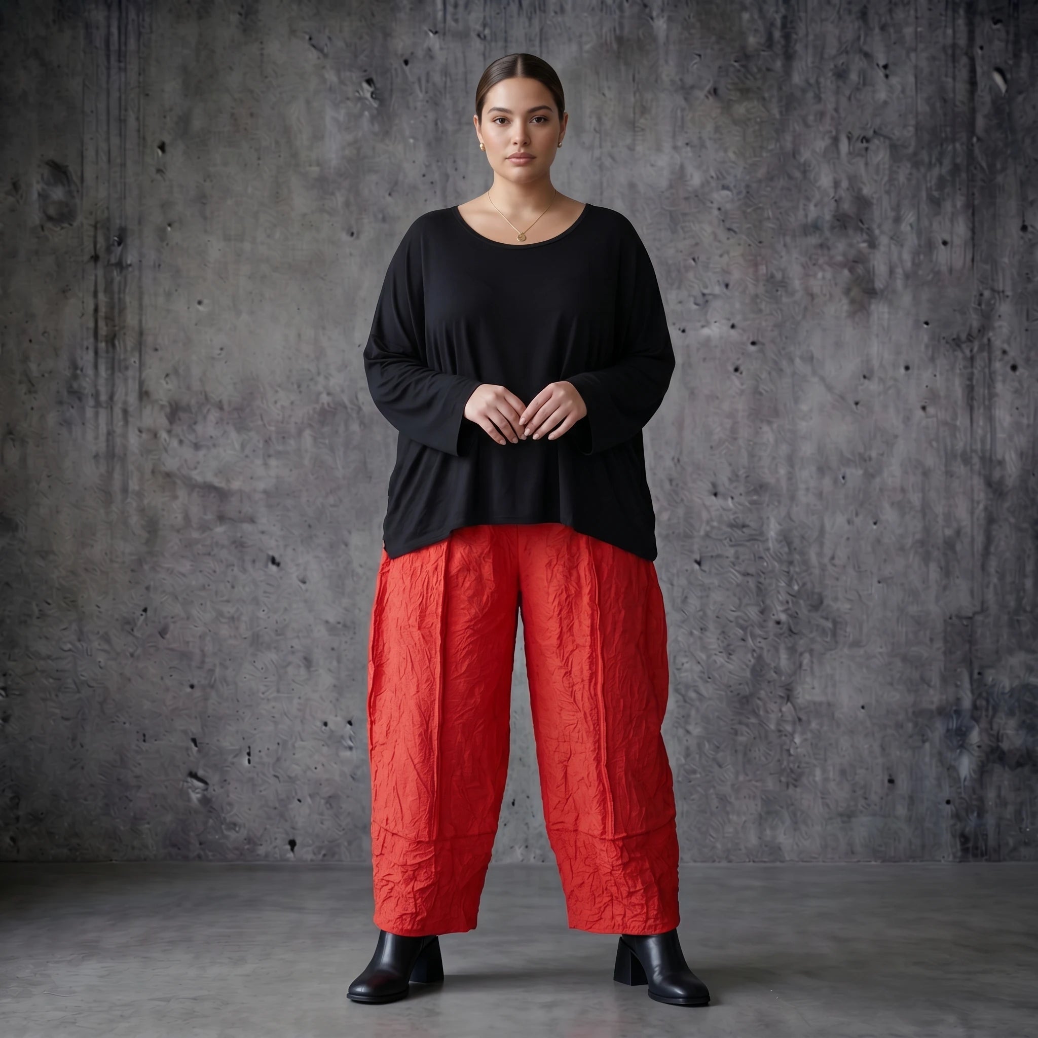 Rote Crash Ballonhose aus Popeline im Lagenlook mit weitem Bein für Sommer Styles von AKH Premium exklusiv bei Modeare für Curvy Mode