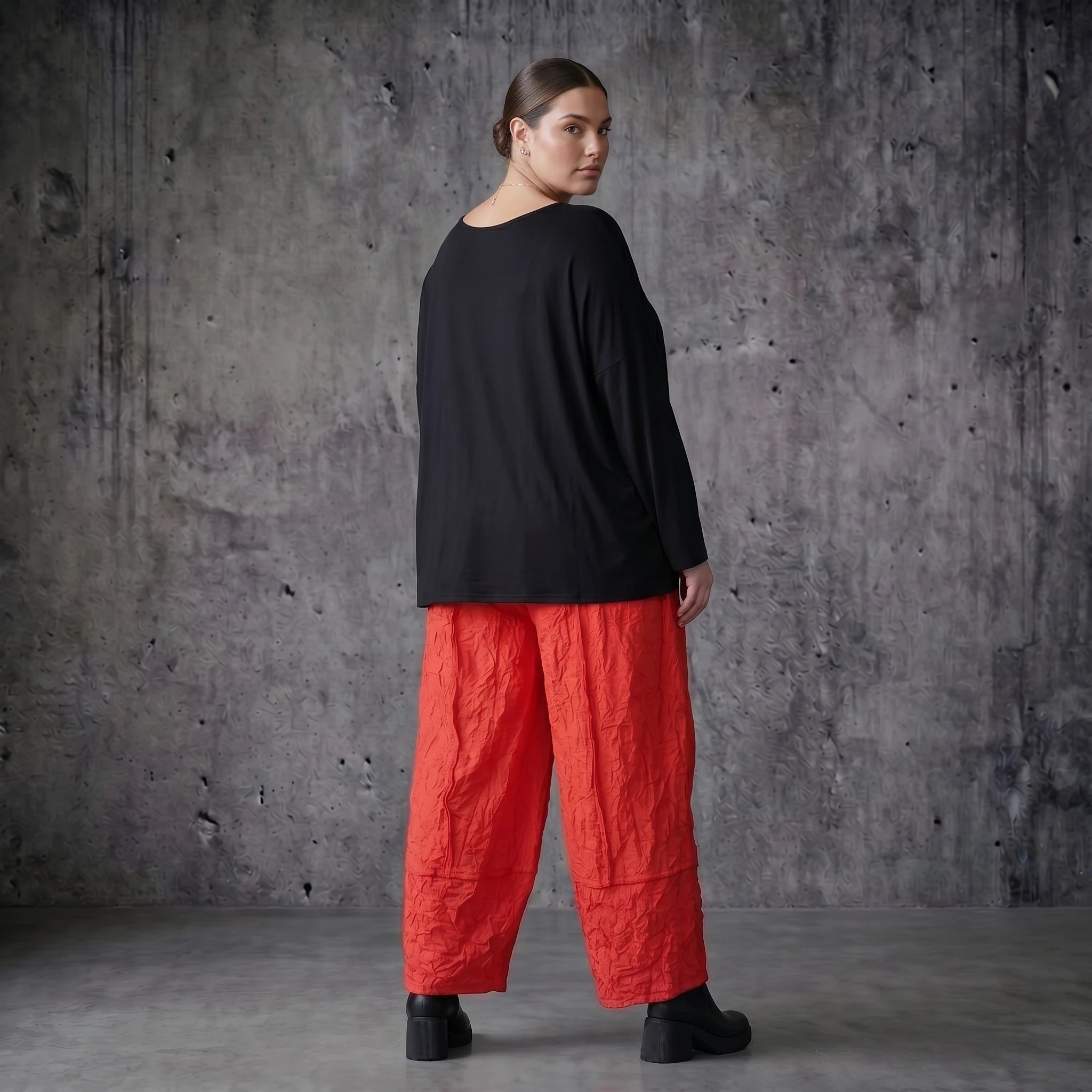Rote Crash Ballonhose aus Popeline im Lagenlook mit weitem Bein für Sommer Styles von AKH Premium exklusiv bei Modeare für Curvy Mode