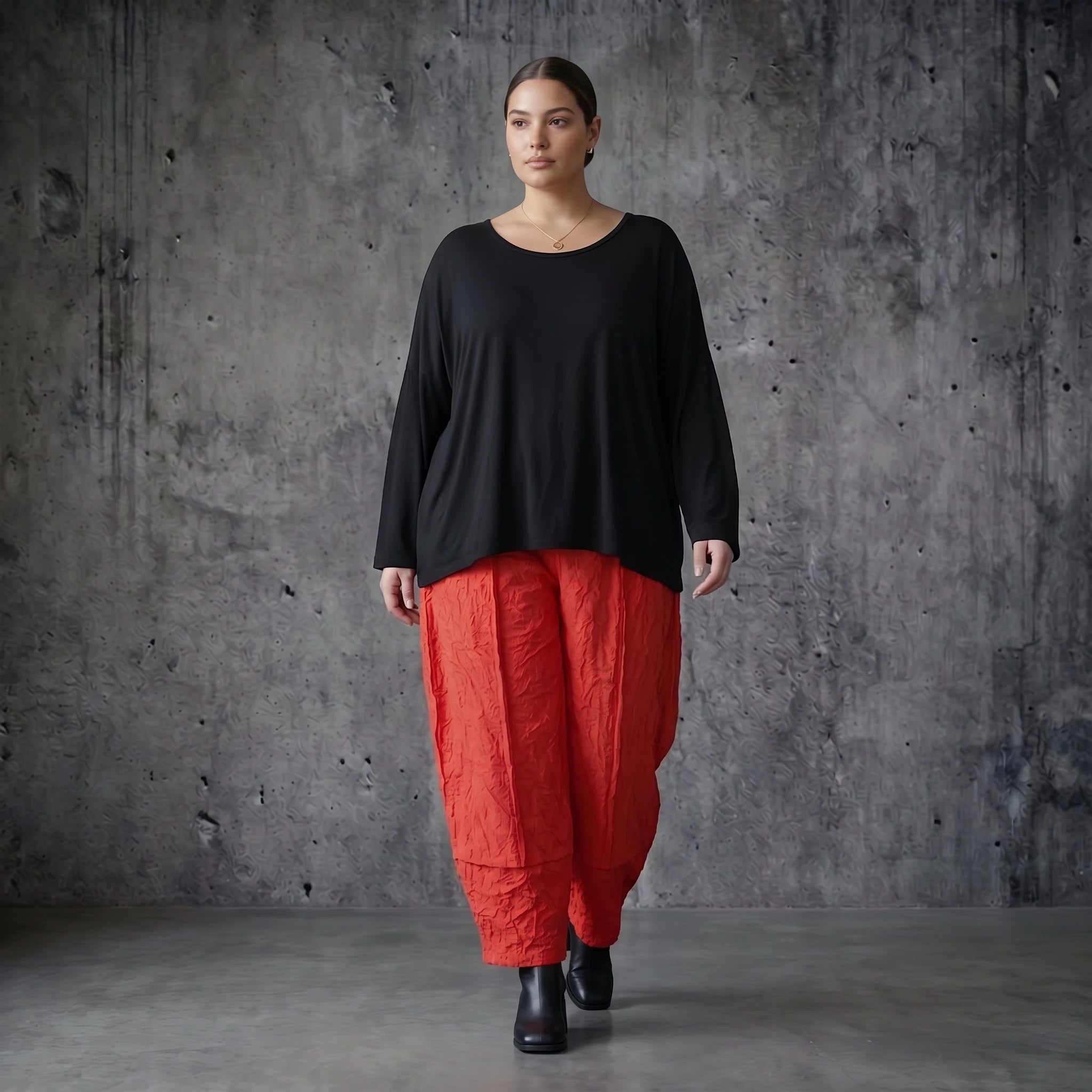 Rote Crash Ballonhose aus Popeline im Lagenlook mit weitem Bein für Sommer Styles von AKH Premium exklusiv bei Modeare für Curvy Mode