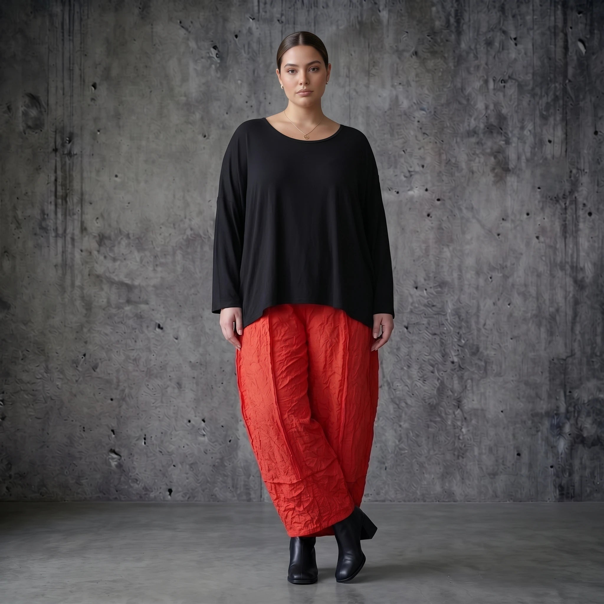 Rote Crash Ballonhose aus Popeline im Lagenlook mit weitem Bein für Sommer Styles von AKH Premium exklusiv bei Modeare für Curvy Mode