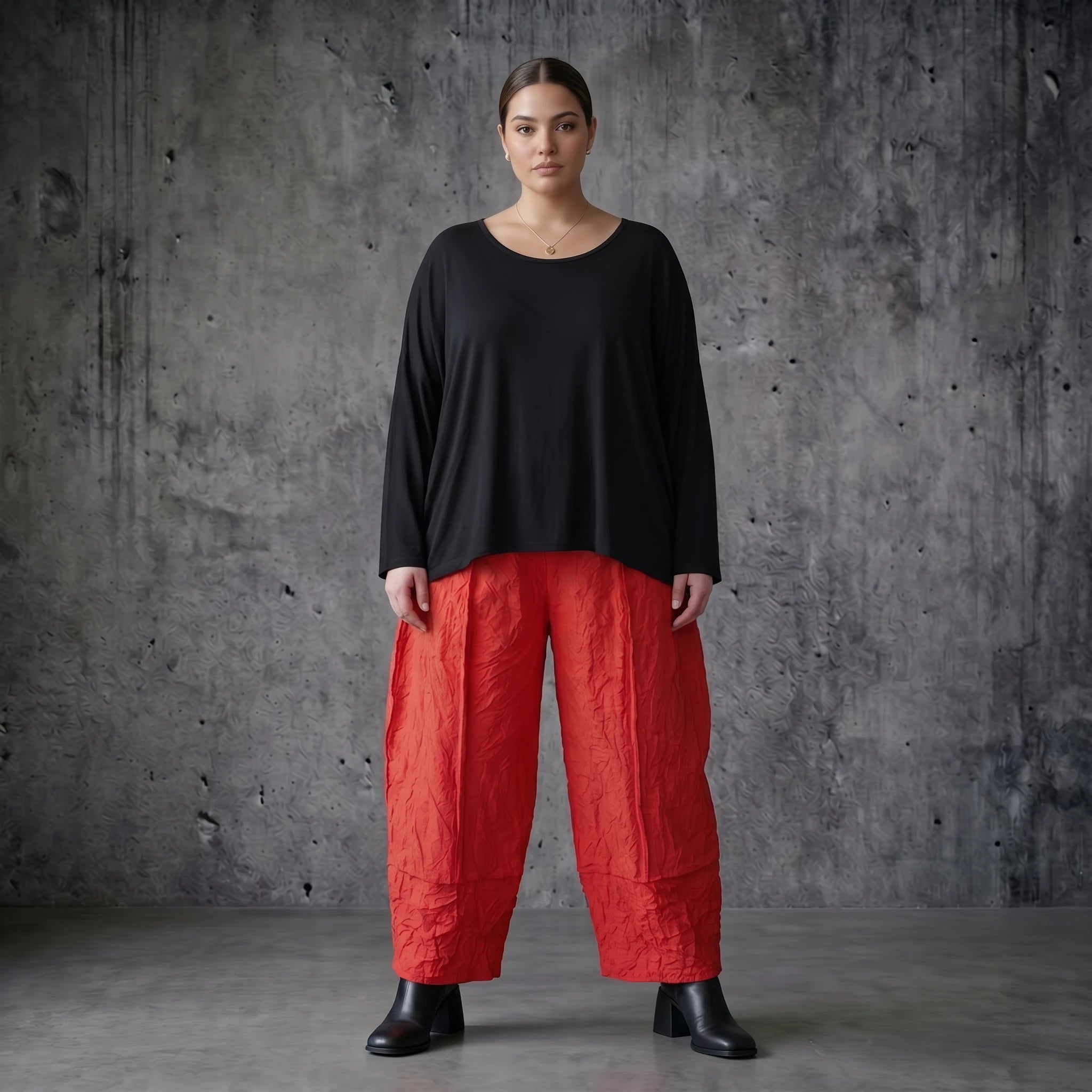 Rote Crash Ballonhose aus Popeline im Lagenlook mit weitem Bein für Sommer Styles von AKH Premium exklusiv bei Modeare für Curvy Mode
