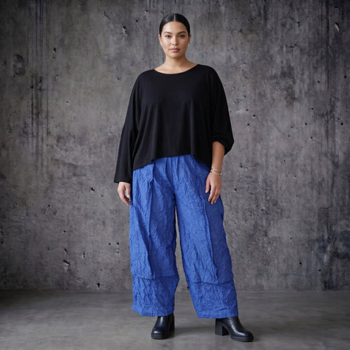 Blaue Crash Ballonhose aus Popeline im Lagenlook mit weitem Bein für Sommer Styles von AKH Premium exklusiv bei Modeare für Curvy Mode