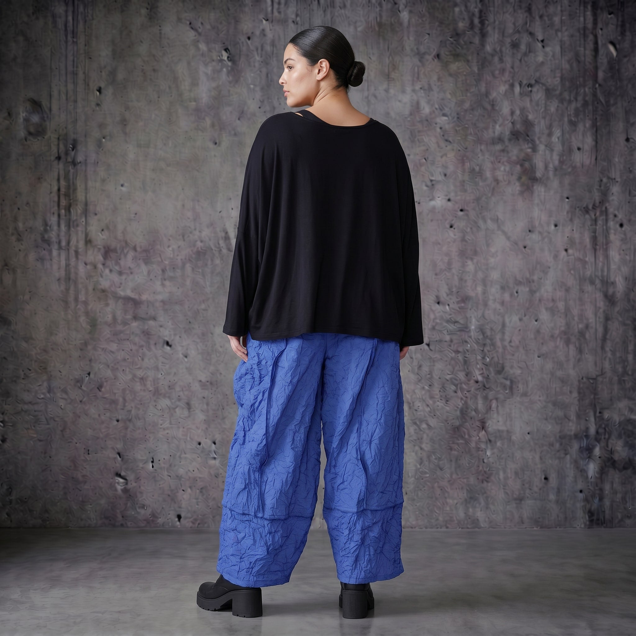 Blaue Crash Ballonhose aus Popeline im Lagenlook mit weitem Bein für Sommer Styles von AKH Premium exklusiv bei Modeare für Curvy Mode