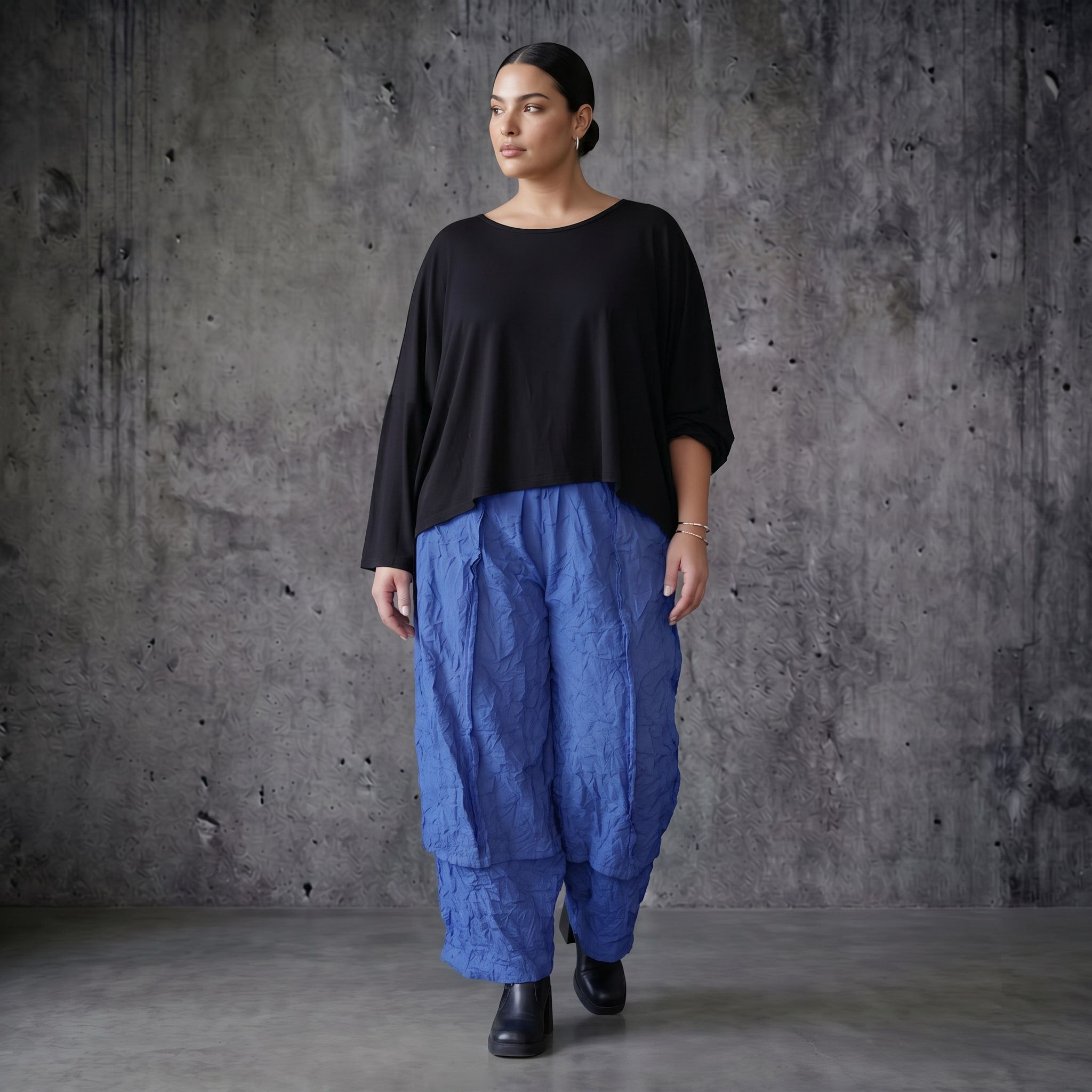 Blaue Crash Ballonhose aus Popeline im Lagenlook mit weitem Bein für Sommer Styles von AKH Premium exklusiv bei Modeare für Curvy Mode