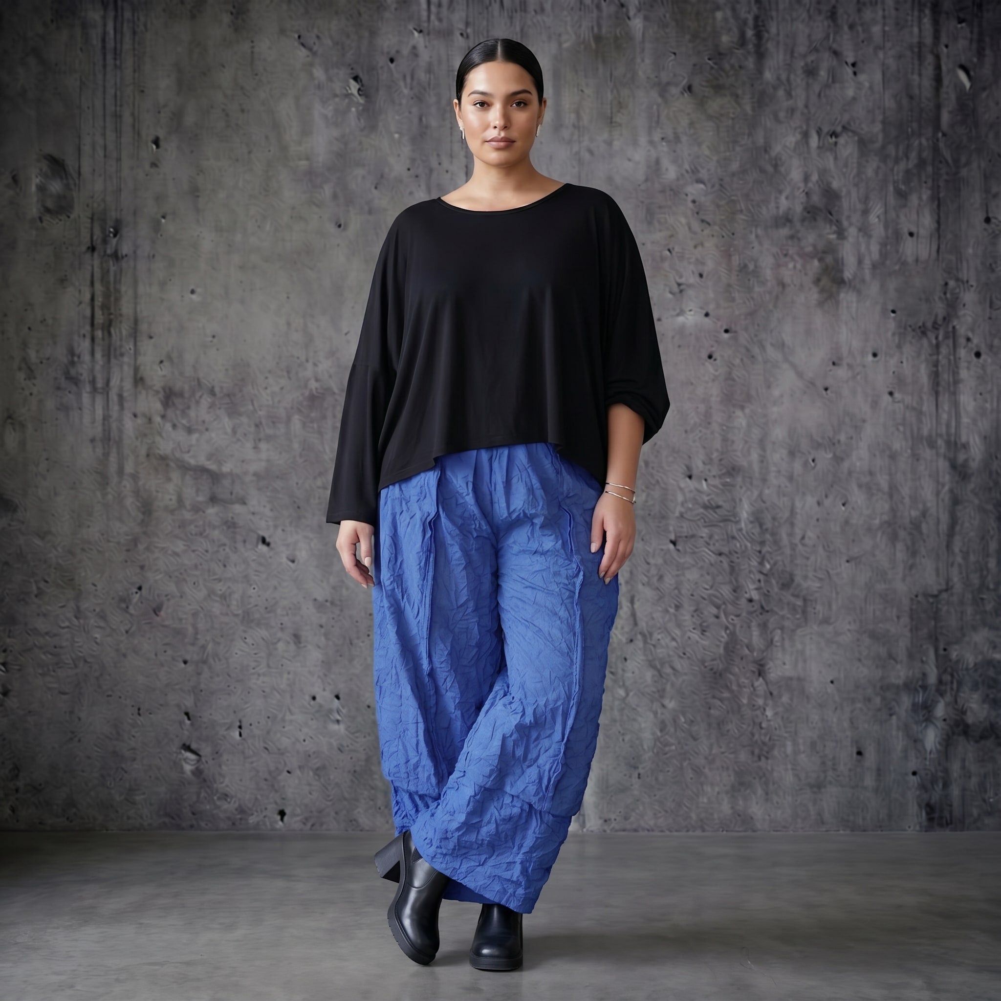 Blaue Crash Ballonhose aus Popeline im Lagenlook mit weitem Bein für Sommer Styles von AKH Premium exklusiv bei Modeare für Curvy Mode