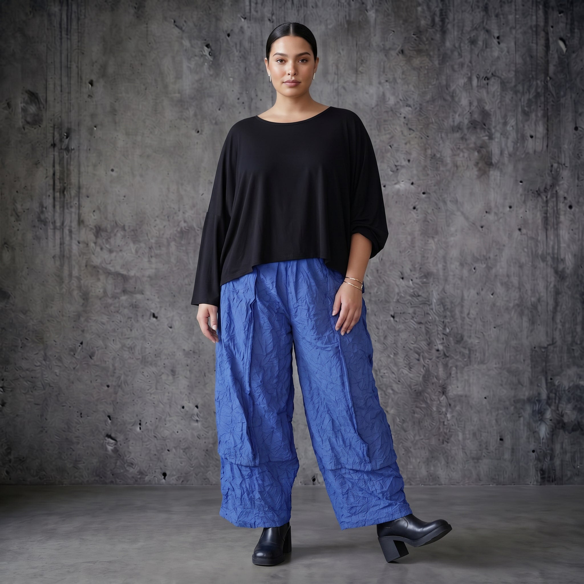 Blaue Crash Ballonhose aus Popeline im Lagenlook mit weitem Bein für Sommer Styles von AKH Premium exklusiv bei Modeare für Curvy Mode