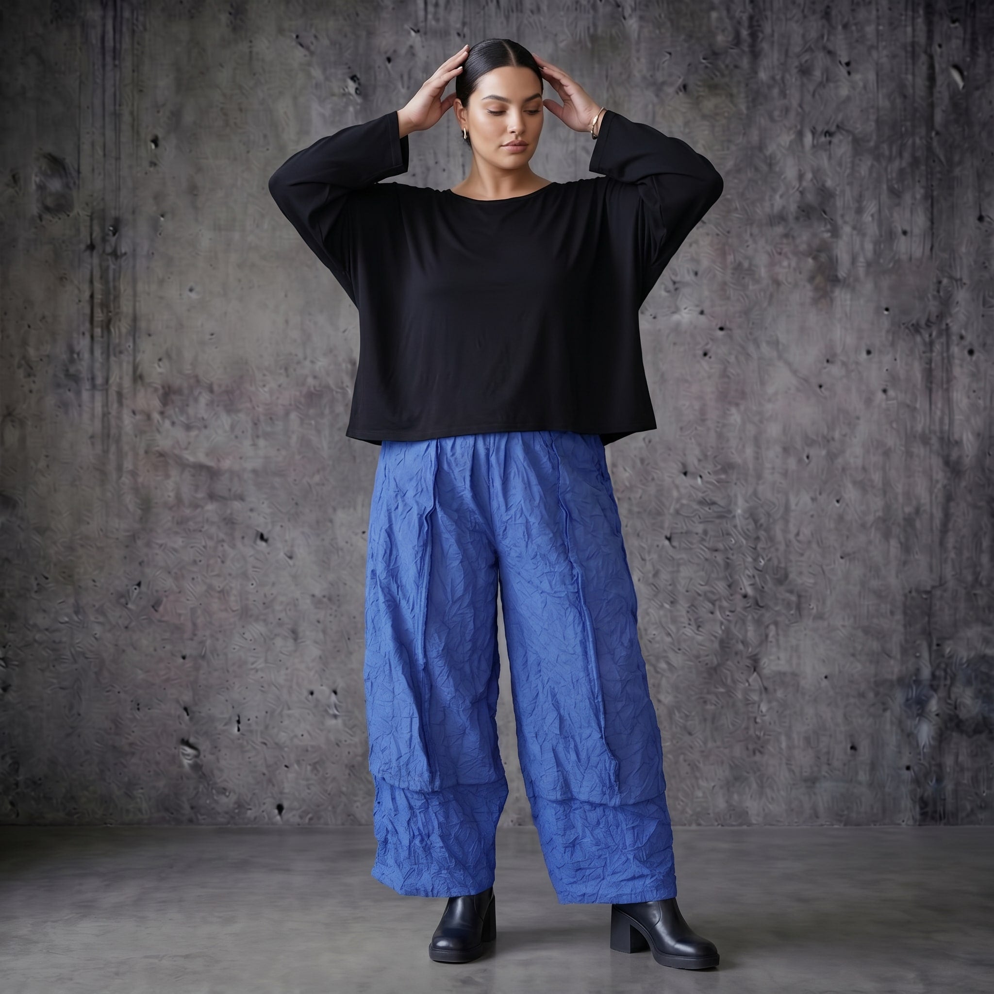 Blaue Crash Ballonhose aus Popeline im Lagenlook mit weitem Bein für Sommer Styles von AKH Premium exklusiv bei Modeare für Curvy Mode