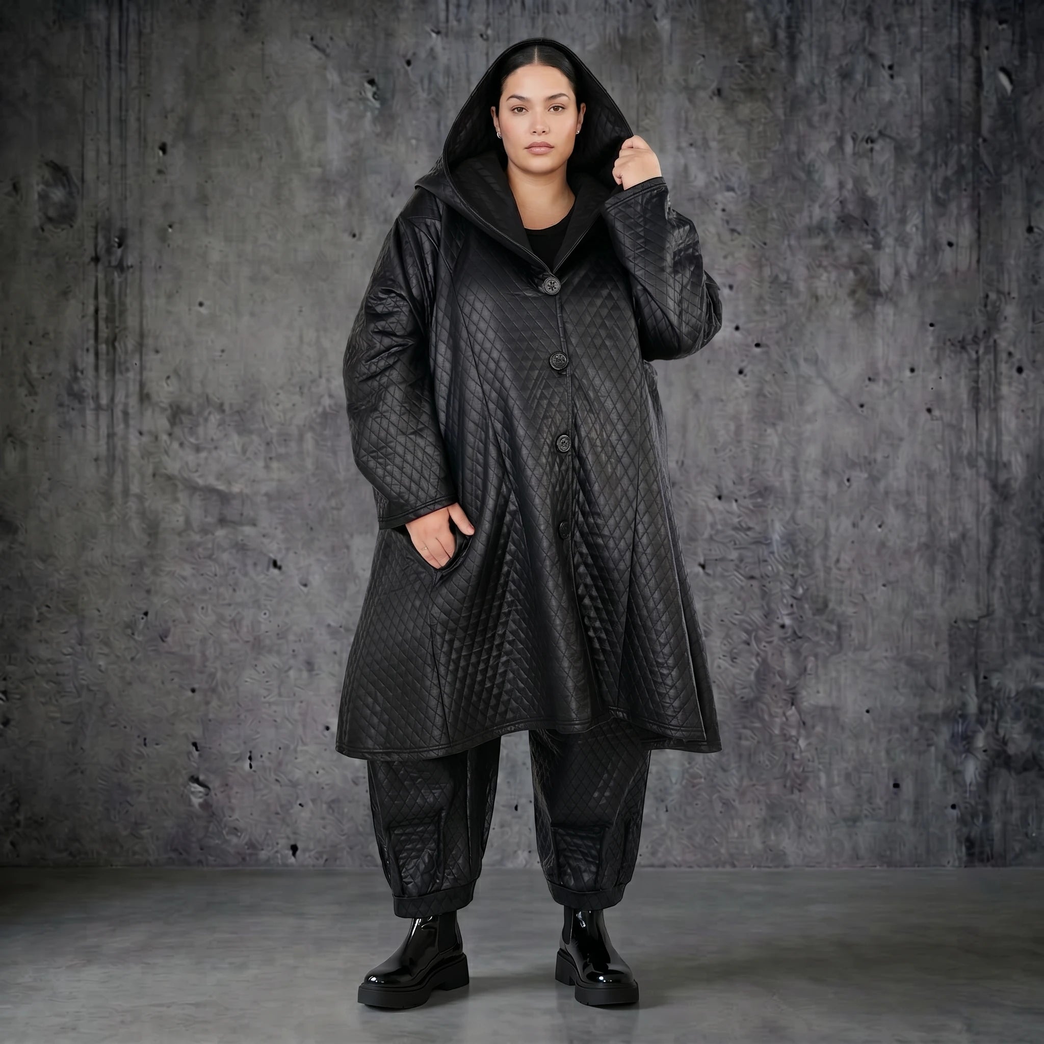 Oversize Steppjacke A-Form Lederimitat Winter Look von AKH Premium bei Modeare Multibrand Store für Avantgarde Damenmode