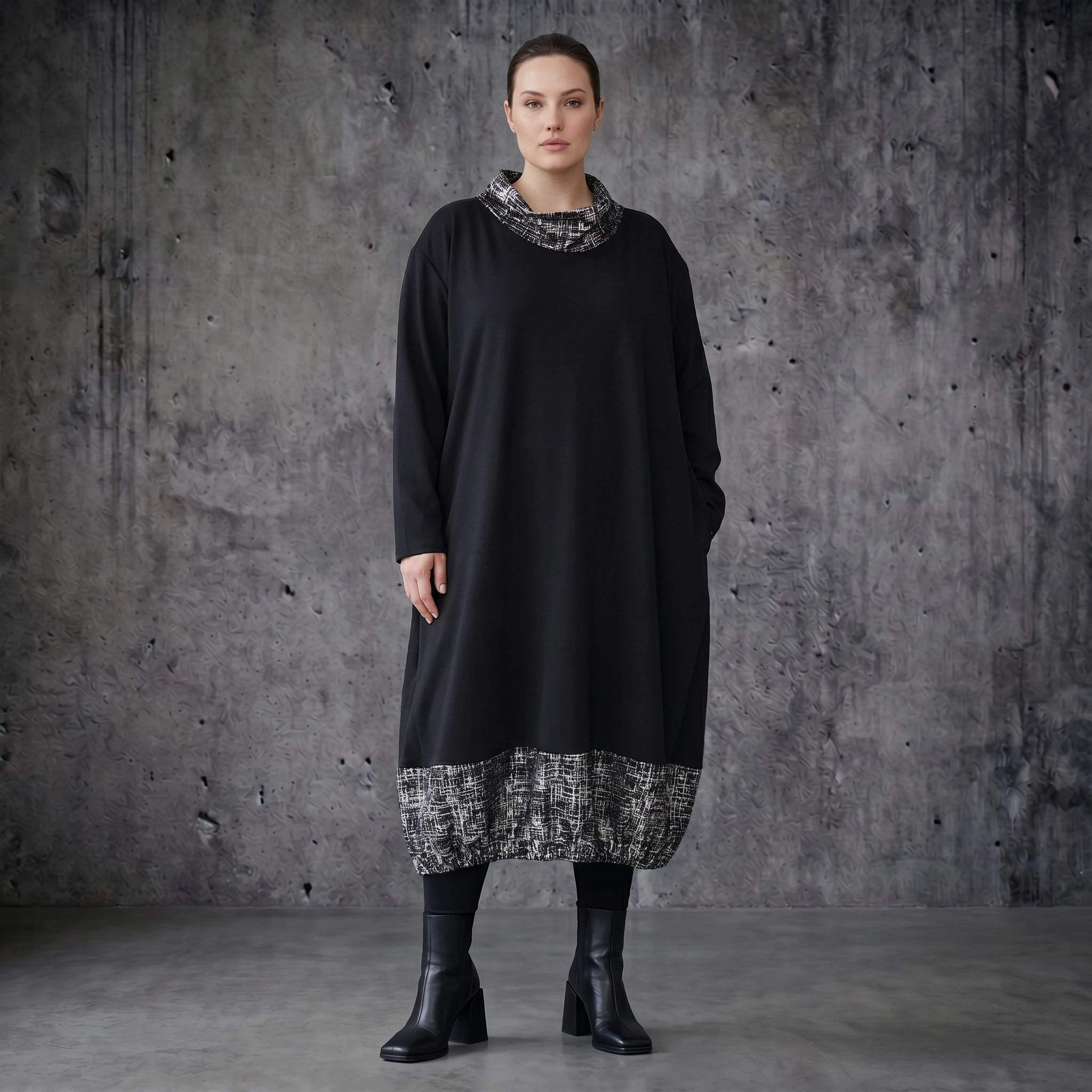 Oversize Ballon Kleid aus Jacquard im Lagenlook Winter Schwarz von AKH Premium bei Modeare - Avantgarde Damenmode in großen Größen
