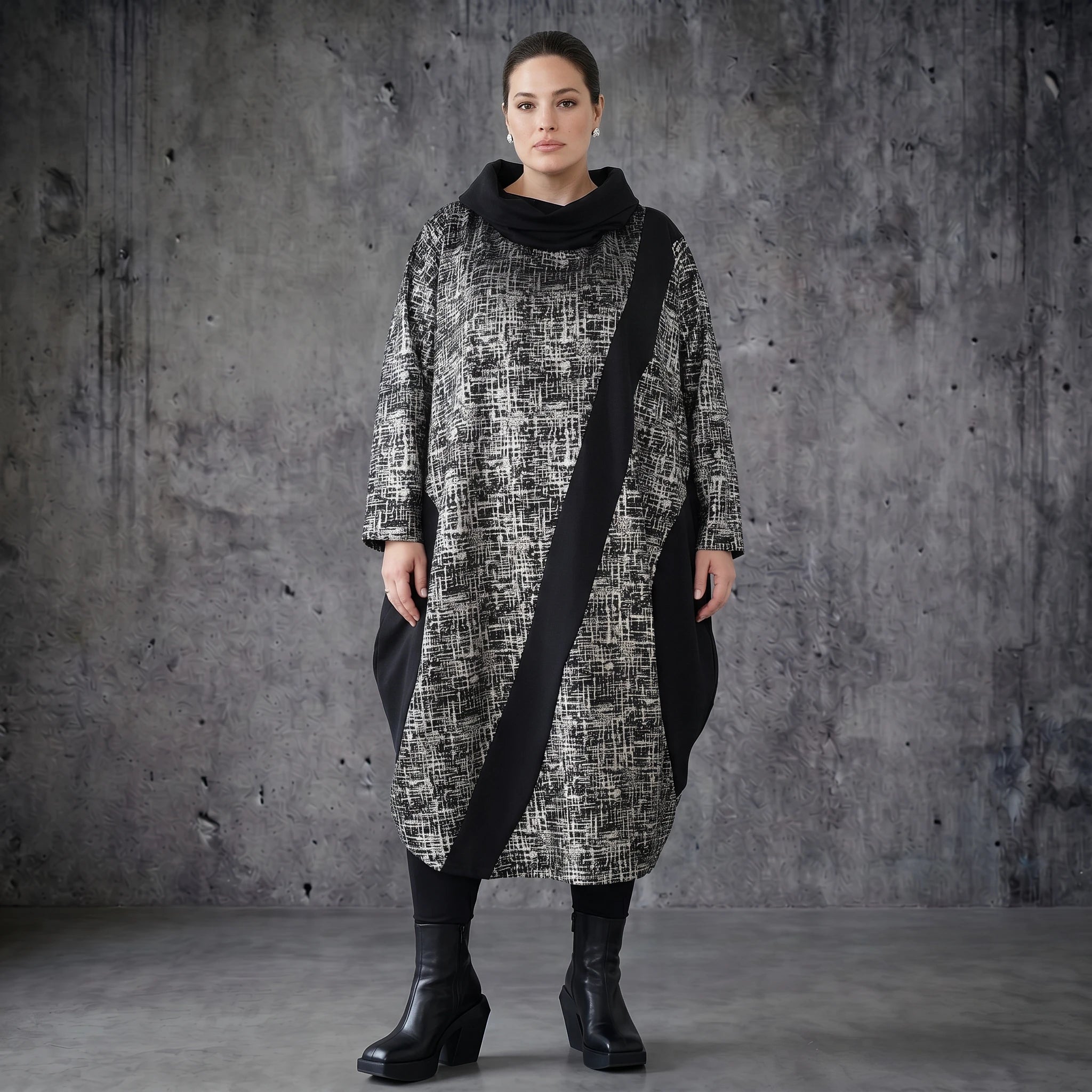 Ballon Kleid Rollkragen Jacquard Winter Lagenlook von AKH Premium bei Modeare Oversize Damenmode in Schwarz Creme aus Frankreich