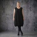 Ballonkleid Oversize schwarz aus Tencel mit Biesen Sommer Look AKH Premium Modeare luftig leicht avantgarde Damenmode Frankreich
