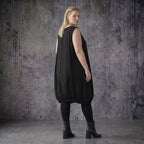 Ballonkleid Oversize schwarz aus Tencel mit Biesen Sommer Look AKH Premium Modeare luftig leicht avantgarde Damenmode Frankreich